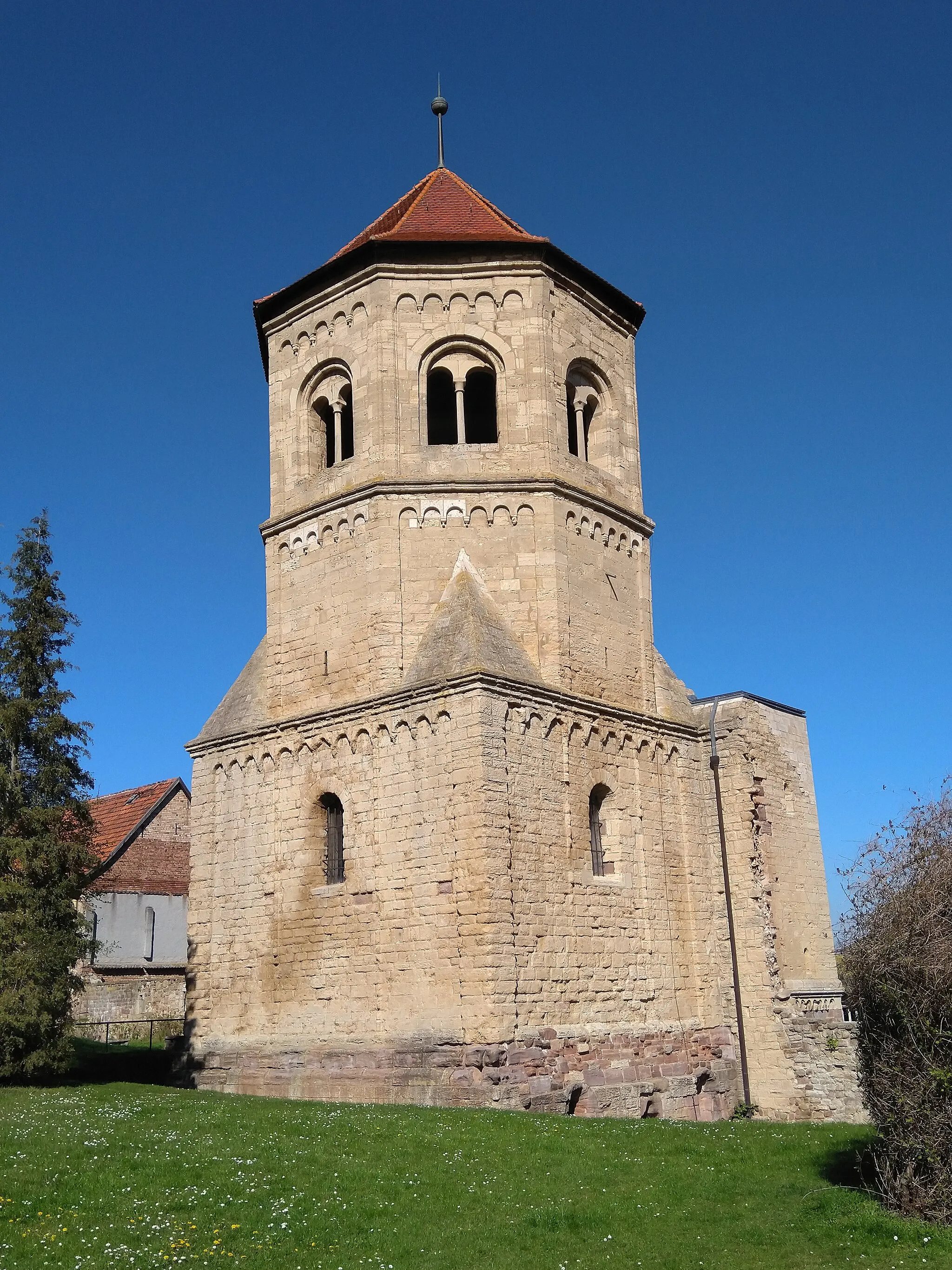 Photo showing: Glockenturm des ehem. Benediktinerklosters St. Wigbert in Göllingen (Kyffhäuserland)