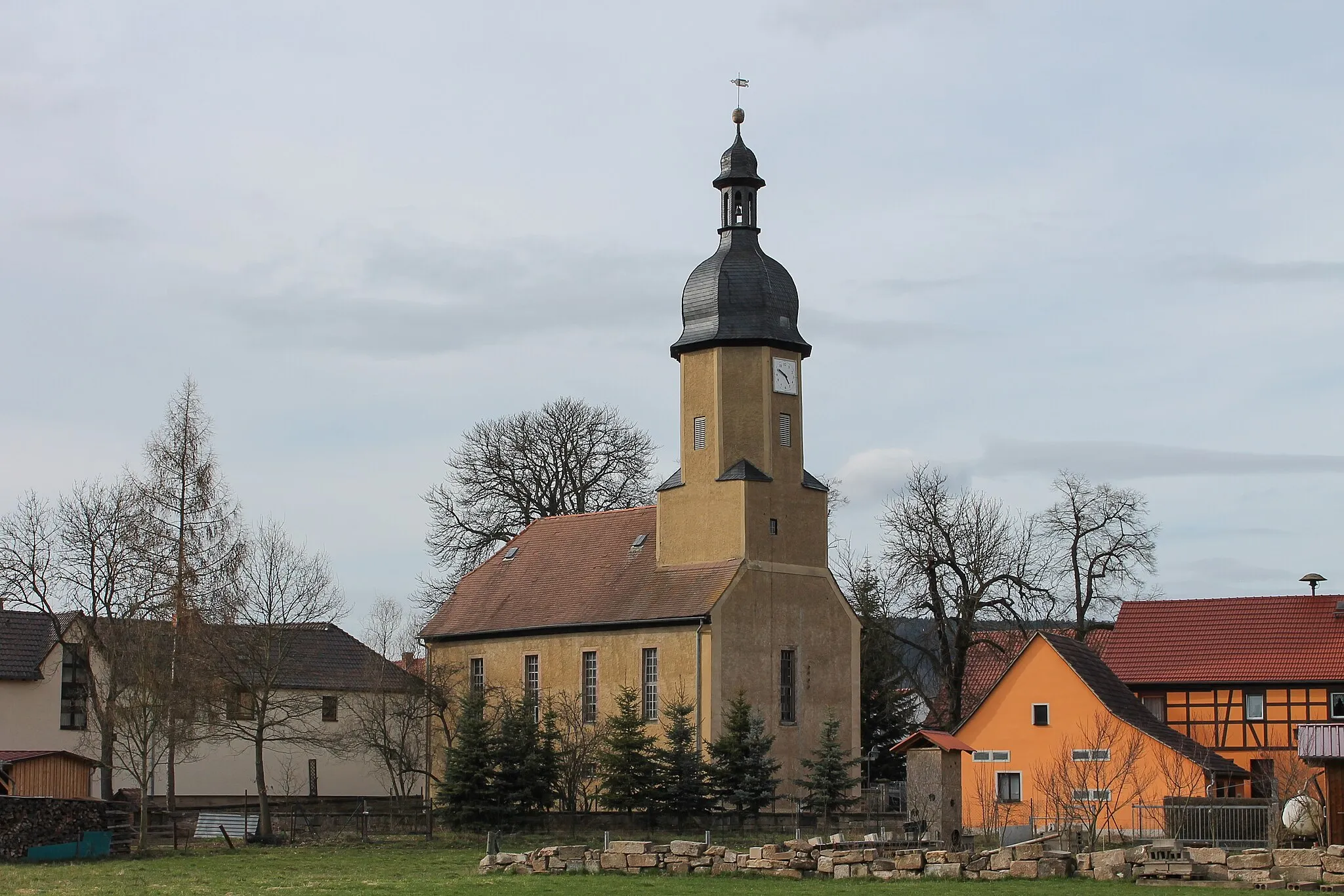 Photo showing: Die Kirche in Zöllnitz im April 2013.
