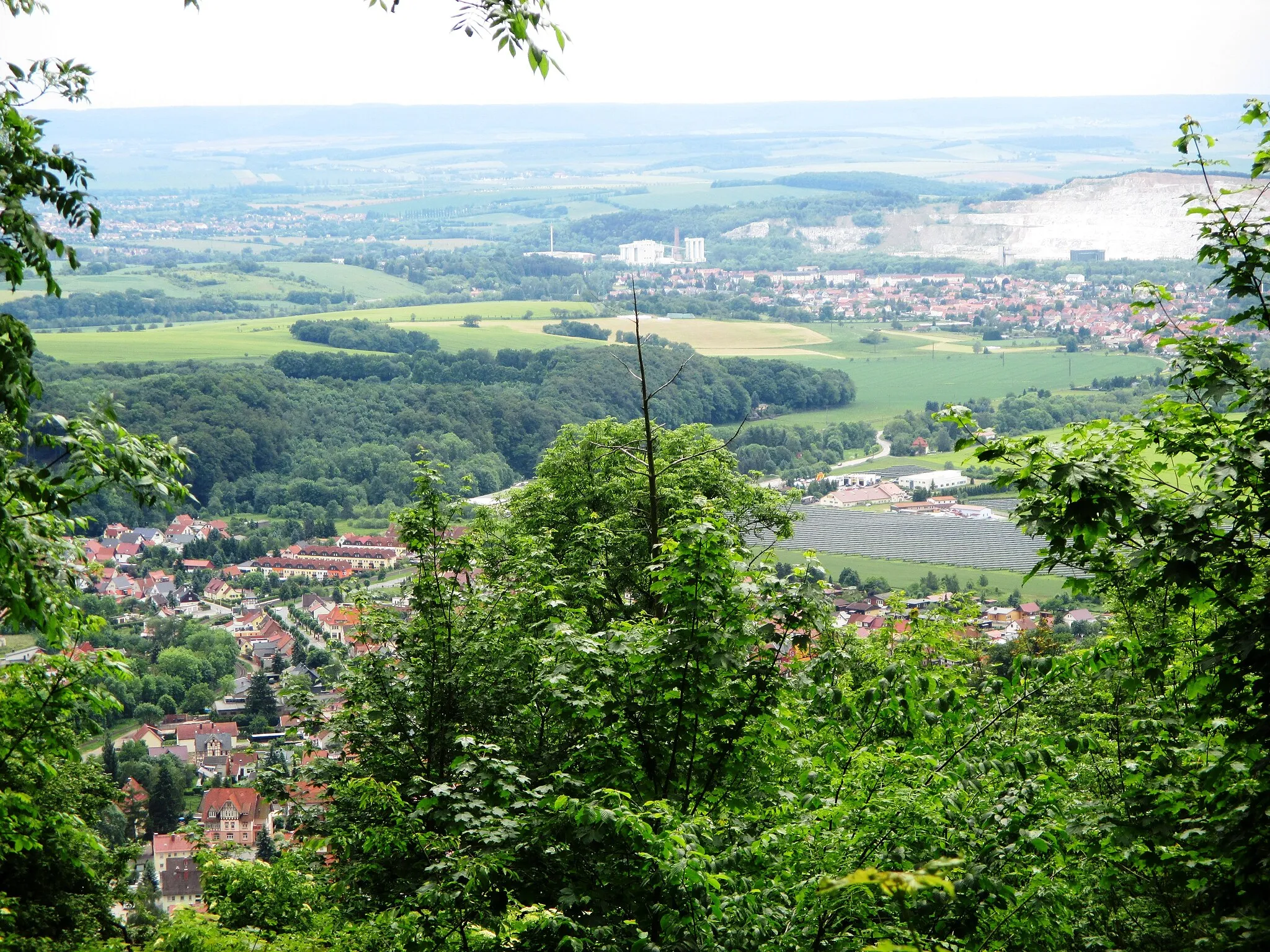 Photo showing: Blick auf Ilfeld im Vordergrund und Niedersachswerfen im Hintergrund von der Ilfelder Wetterfahne, Gemeinde Harztor