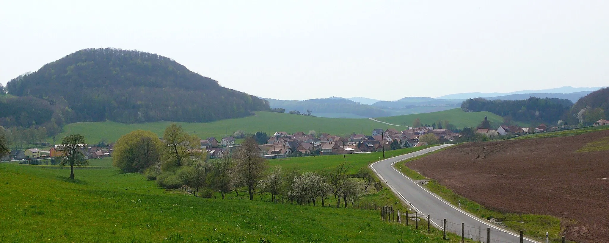 Photo showing: Blick auf Rustenfelde von Nordosten, links hinten der Rusteberg