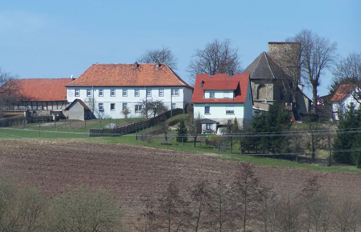 Photo showing: Katharinenberg - Ort, Gut und Kirche - Ansicht von Osten.