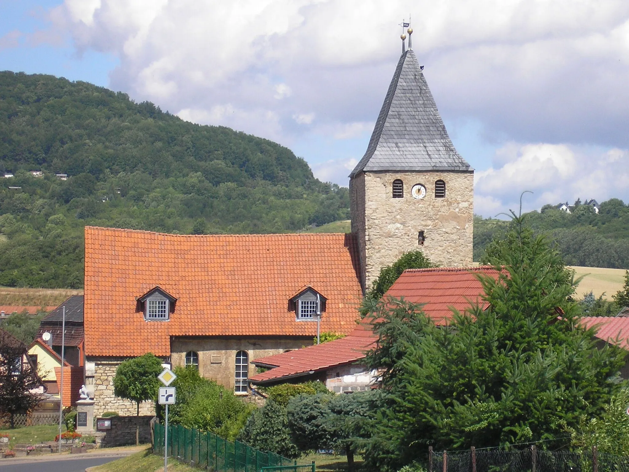 Photo showing: Die Kirche in Obergebra (Thüringen) und im Hintergrund die östlichen Ausläufer der Bleicheröder Berge (Ostrand der Teufelskanzel).