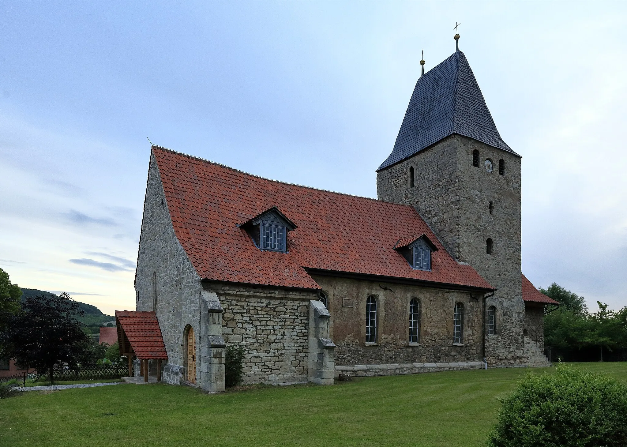 Photo showing: Die dem Anschein nach sehr alte Dorfkirche steht an der Obergebraer Dorfstraße, Ecke Schulgasse und Pfarrgasse, Ansicht von Süden an frühen Morgen.