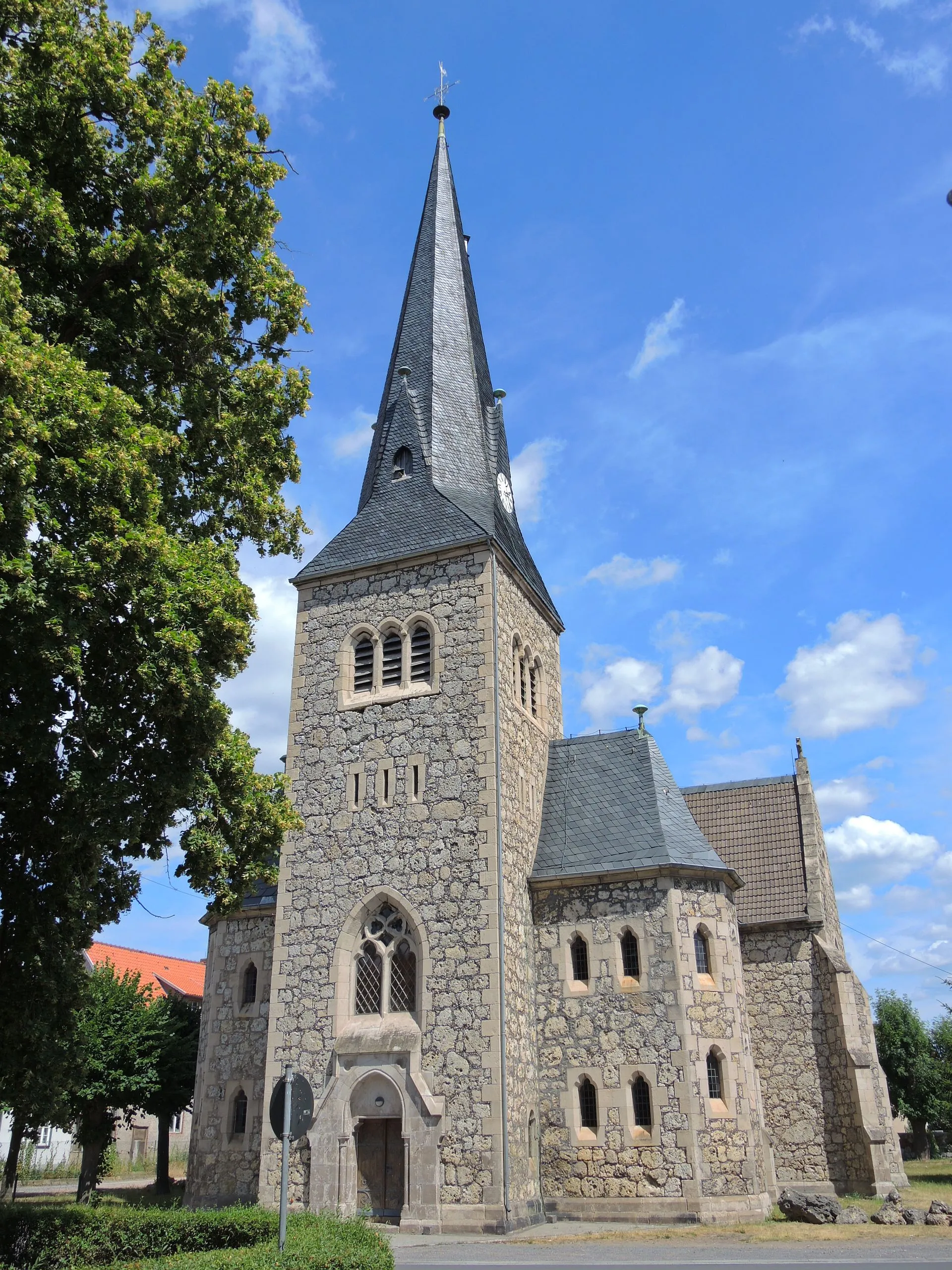 Photo showing: Westseite der Ev. Kirche St. Johannis-Pauli in Niedersachswerfen