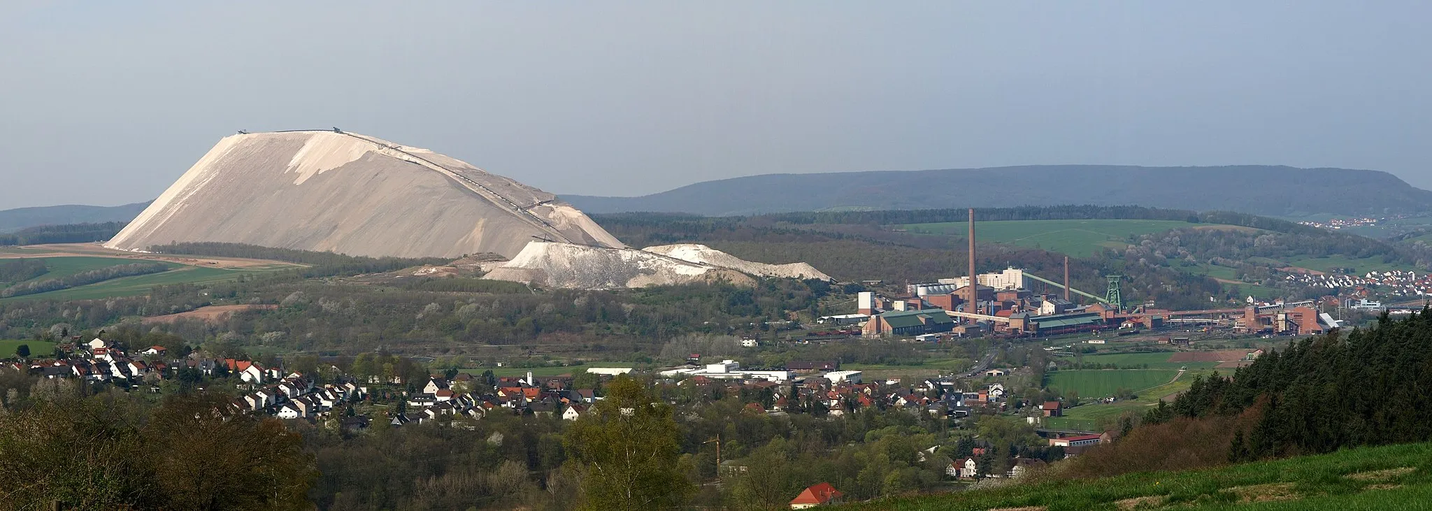 Photo showing: Panoramic of view of potash mine in Philippsthal (Werra), with mining dump. Taken from Siechenberg