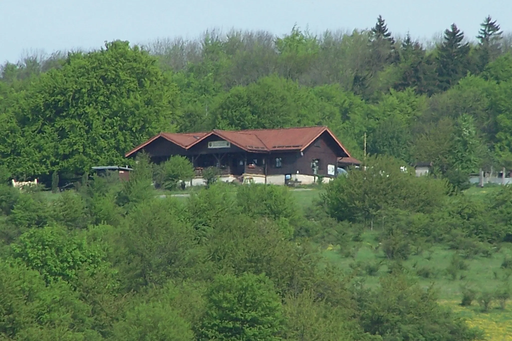 Photo showing: Blick zur Ausflugsgaststätte "Rhön-Brise" bei Kaltenlengsfeld am Weg zum Umpfen.