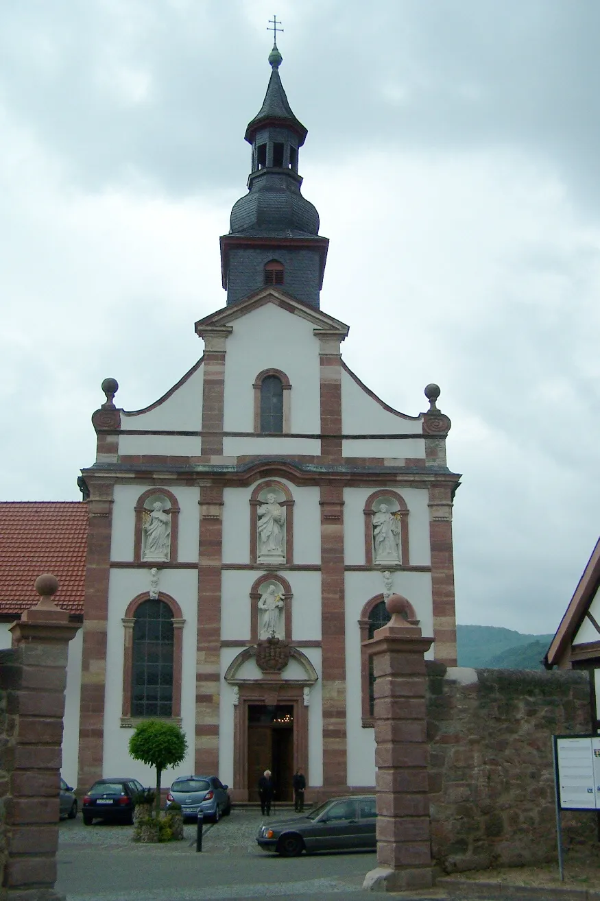 Photo showing: The Portal of the catholic church in Dermbach/Rhön.