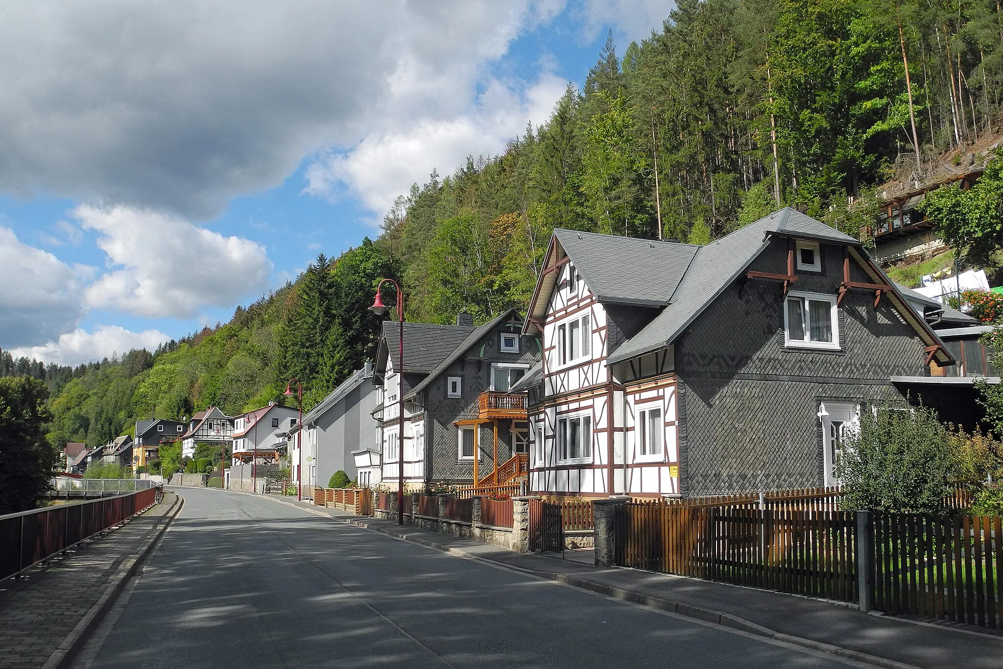Photo showing: Wohnhäuser in Mellenbach, Blumenau 16-20