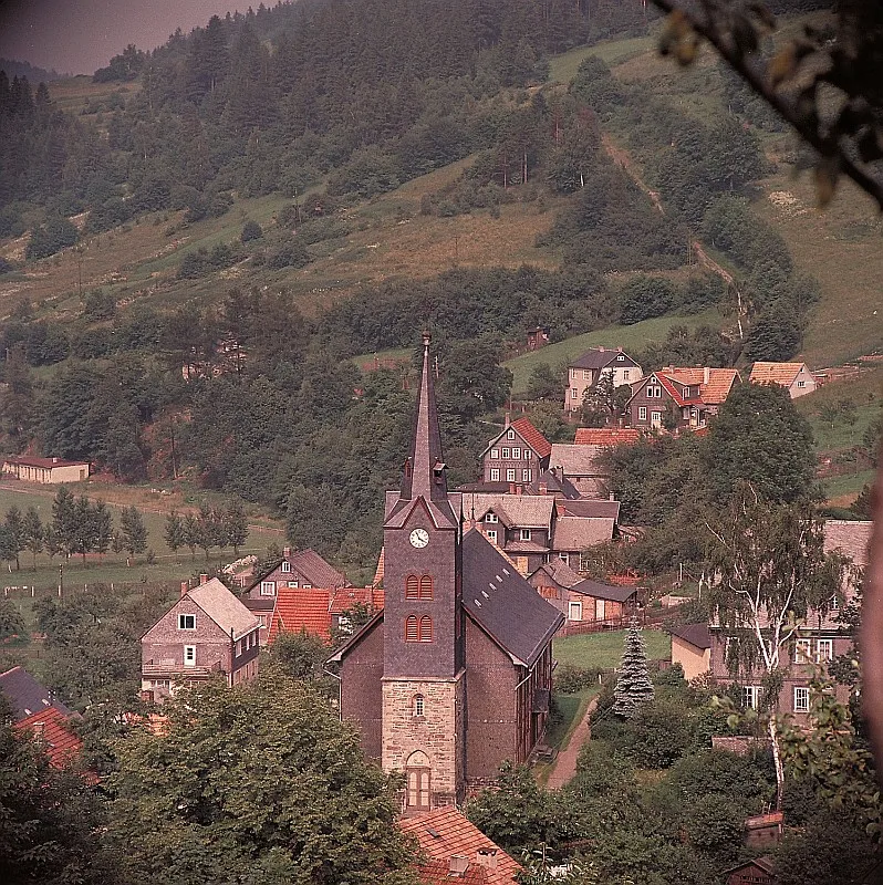 Photo showing: Ansicht von Mellenbach, eines Ortsteils von Mellenbach-Glasbach im Landkreis Saalfeld-Rudolstadt in Thüringen, im Vordergrund die Katharinenkirche