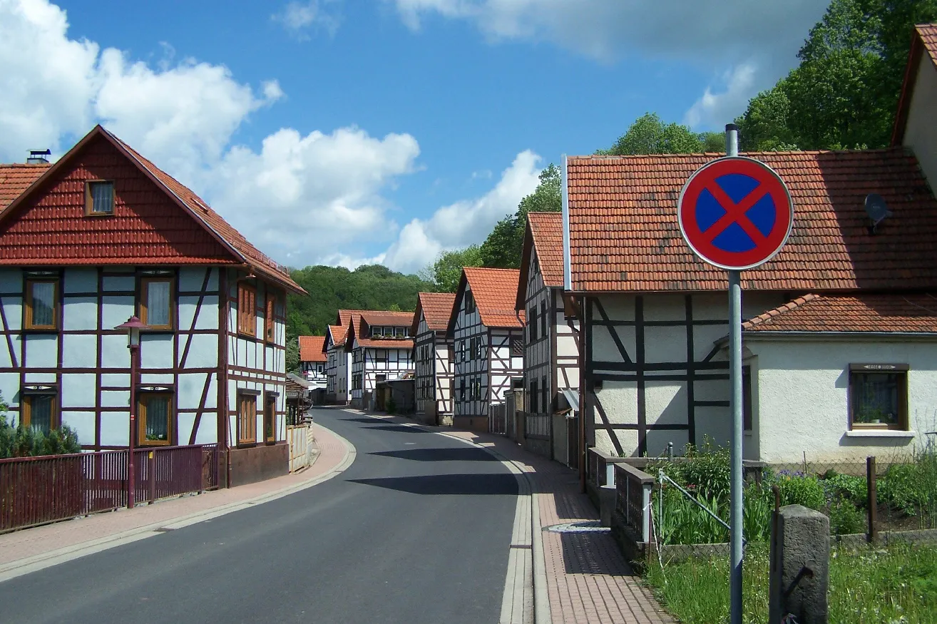 Photo showing: In Nazza village, Hauptstraße.