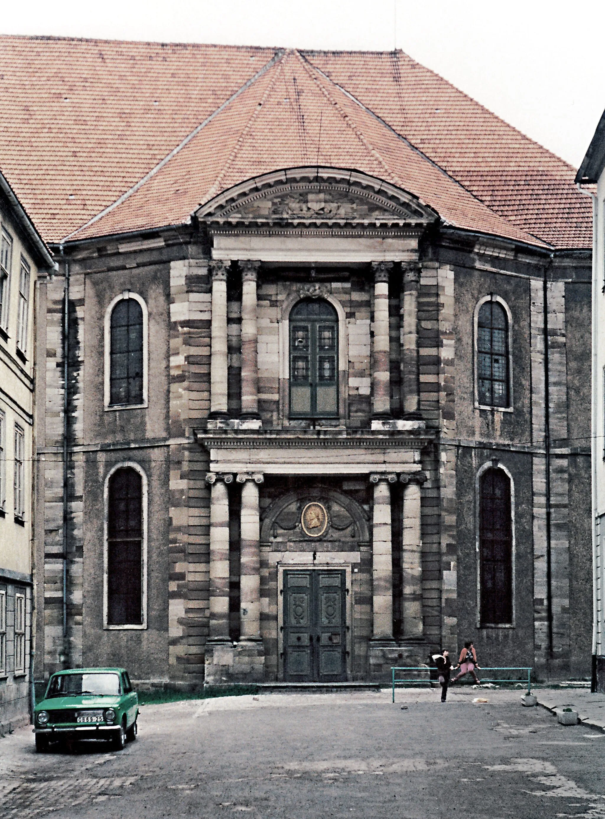 Photo showing: 11.07.1985  DDR 6110 [98646]  Hildburghausen: Christuskirche, evangelische Stadtkirche (GMP: 50.431329,10.707944). Die Kirche wurde von 1781 bis 1785 nach Plänen von Albrecht Friedrich von Kesslau errichtet. 
[F19850711A27.jpg]19850711400AR.JPG(c)Blobelt