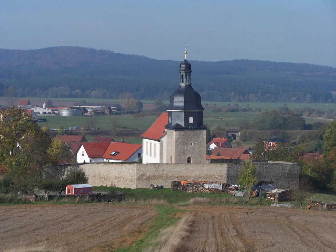 Photo showing: The church in Ettenhausen/Suhl with wall.