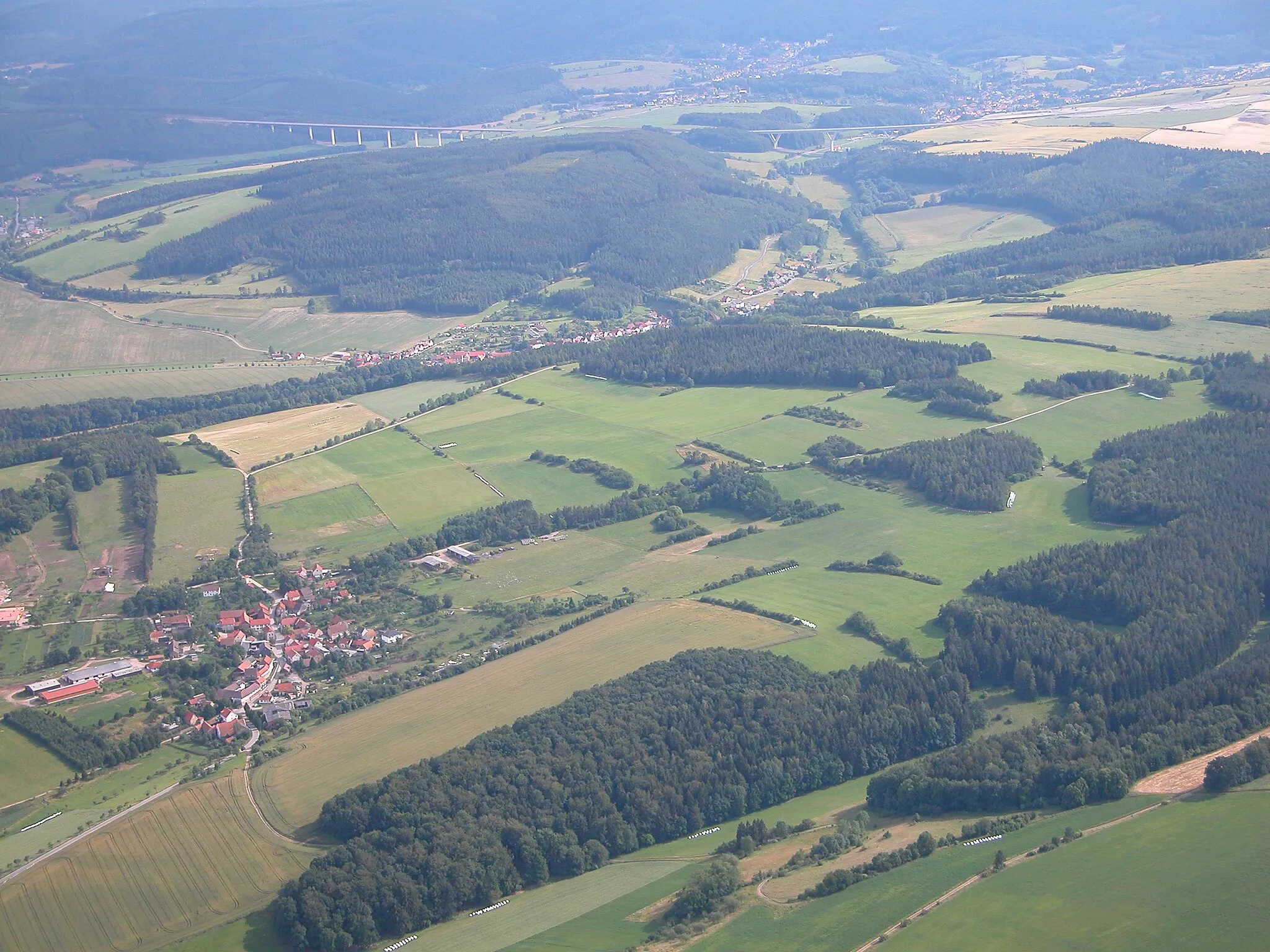 Photo showing: Blick über Rippersroda und Angelroda zur A71 (IK)