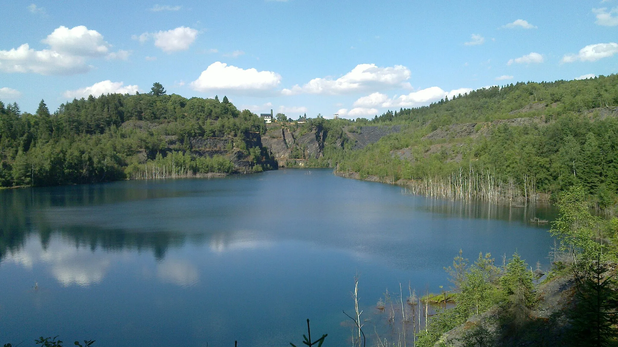 Photo showing: Schieferpark Lehesten - See im ehemaligen Bergwerksbereich und ehemalige Bergwerksgebaeude