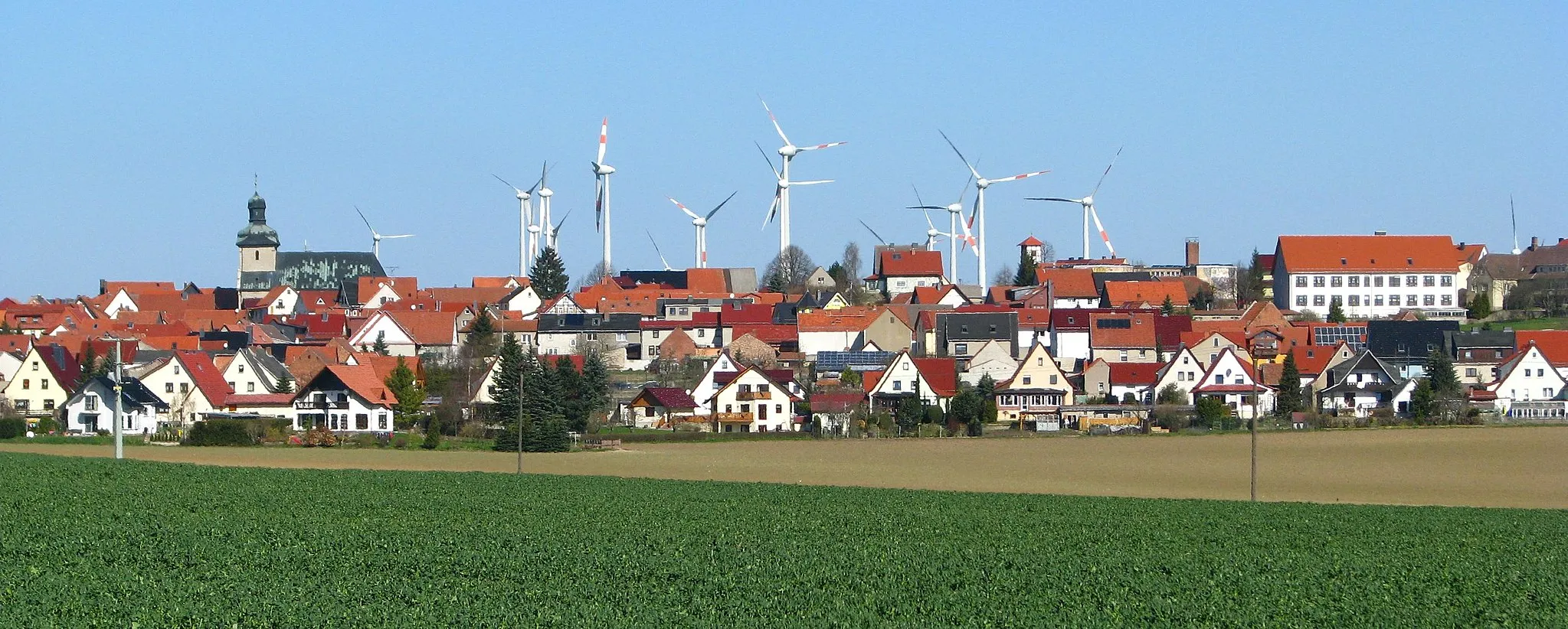 Photo showing: Struth von Südosten aus gesehen. Mit Jakobuskirche, Windrotorenpark und Schule.