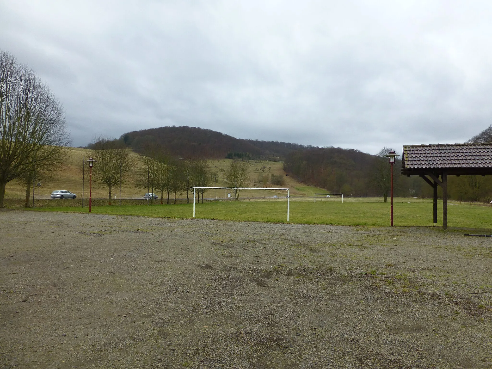 Photo showing: Der Sportplatz in Nazza, dahinter die Wernershäuser Höhe mit dem Windenberg