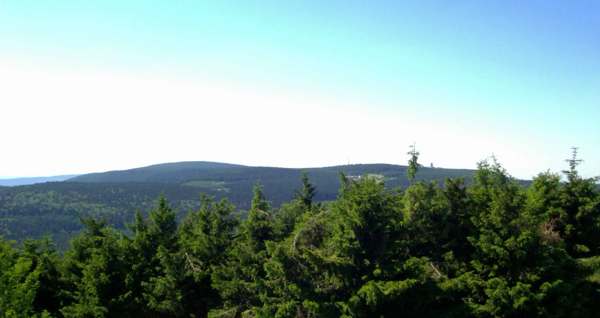 Photo showing: Die drei höchsten Berge des Thüringer Waldes: Blick vom Großen Finsterberg (dritthöchster Berg des Thüringer Waldes, 944 m) auf den Großen Beerberg (höchster, links, 983 m) und den Schneekopf (zweithöchster, rechts (Turm!), 978 m); links des Schneekopfes sein Nebengipfel "Teufelskreise" (967 m), darunter die Schmücke