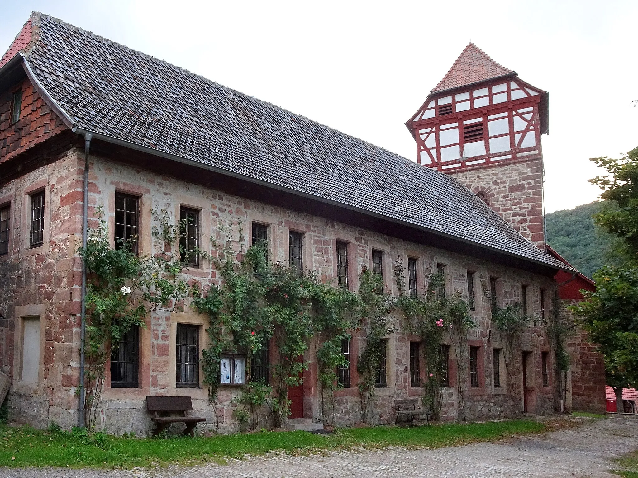 Photo showing: Der Schlosshof in Wichmannshausen.
Wichmannshausen ist ein Stadtteil von Sontra im nordhessischen Werra-Meißner-Kreis.

In dem ehemaligen Wohngebäude des Schlosses zeigt das Heimatmuseum „Museum im Alten Boyneburger Schloss e.V.“ seine volkskundliche Ausstellung. Dahinter die St. Martinskirche.