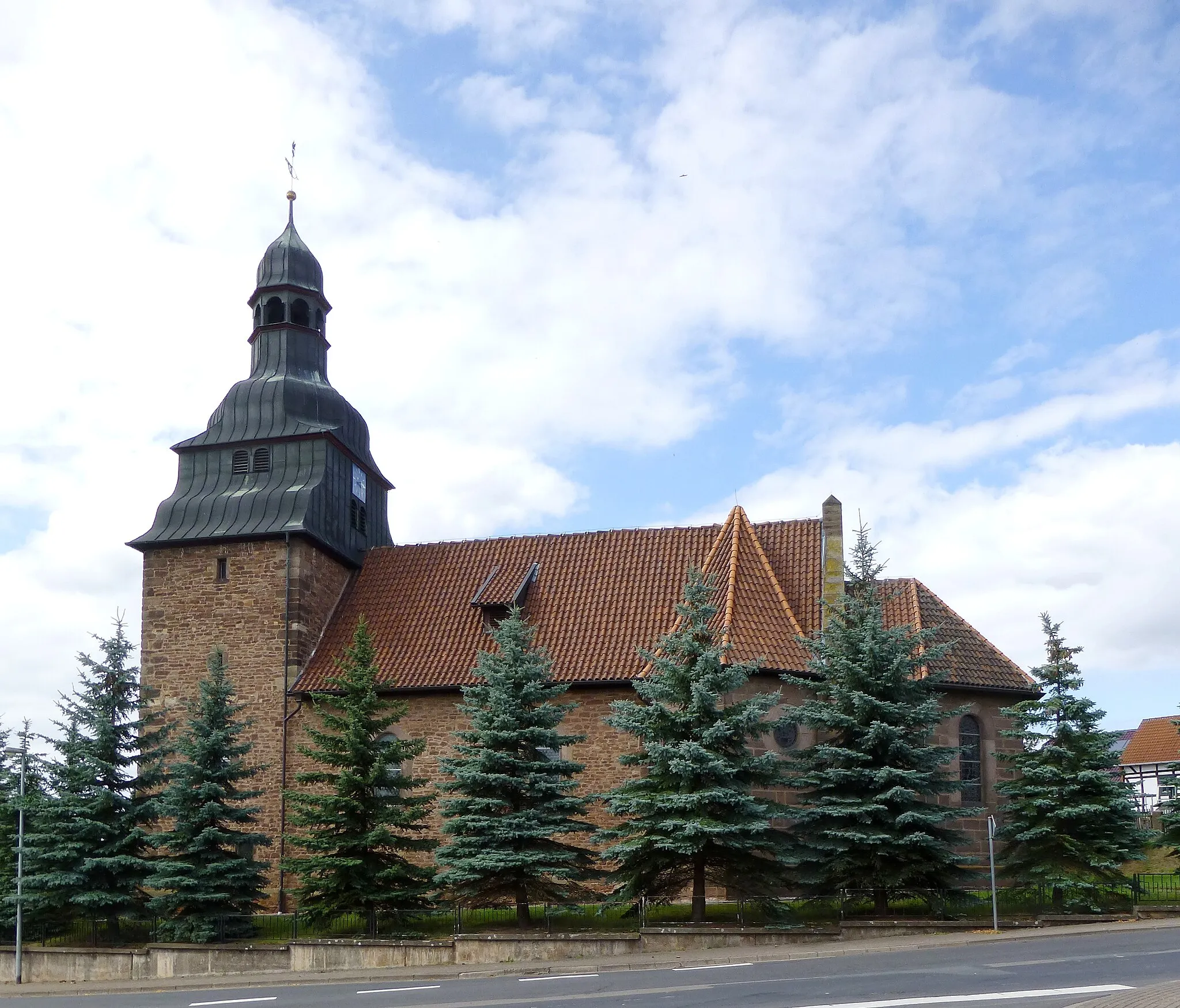 Photo showing: Kath. Kirche St. Georg in Günterode, Stadt Heiligenstadt, Landkreis Eichsfeld. Am Portal datiert 1713