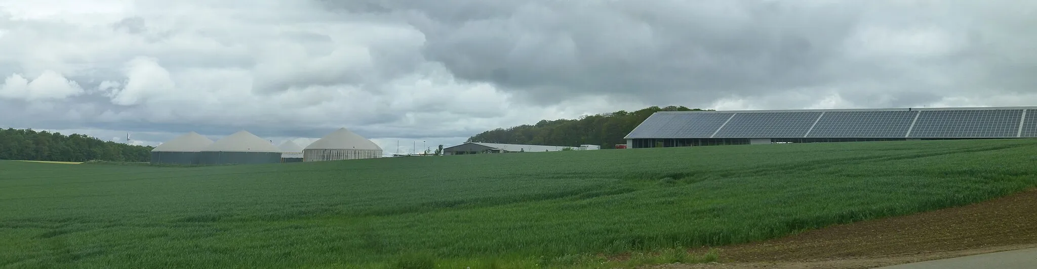 Photo showing: Neuer Stall und Biogasanlage bei Günterode