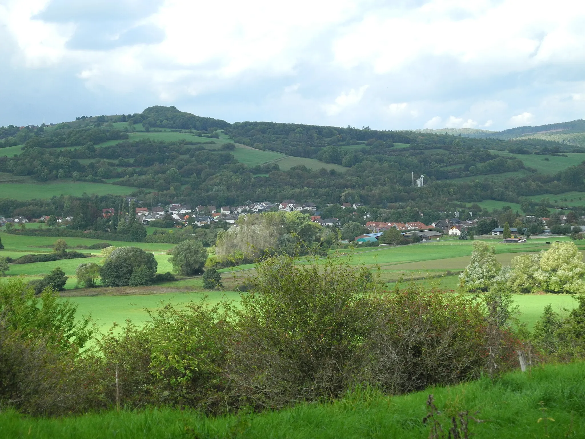 Photo showing: Laudenbach, im Werra-Meißner-Kreis, Hessen, Deutschland.
Blick von Südosten.