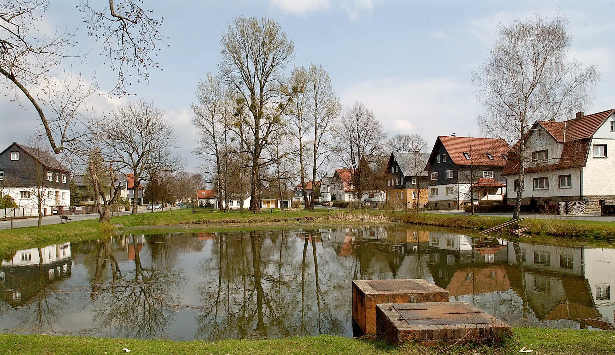 Photo showing: Der Untere Dorfteich mit Blick auf die ehemaligen Bauernhäuser die das Angerdorf nach Süden u. Norden hin abschließen.