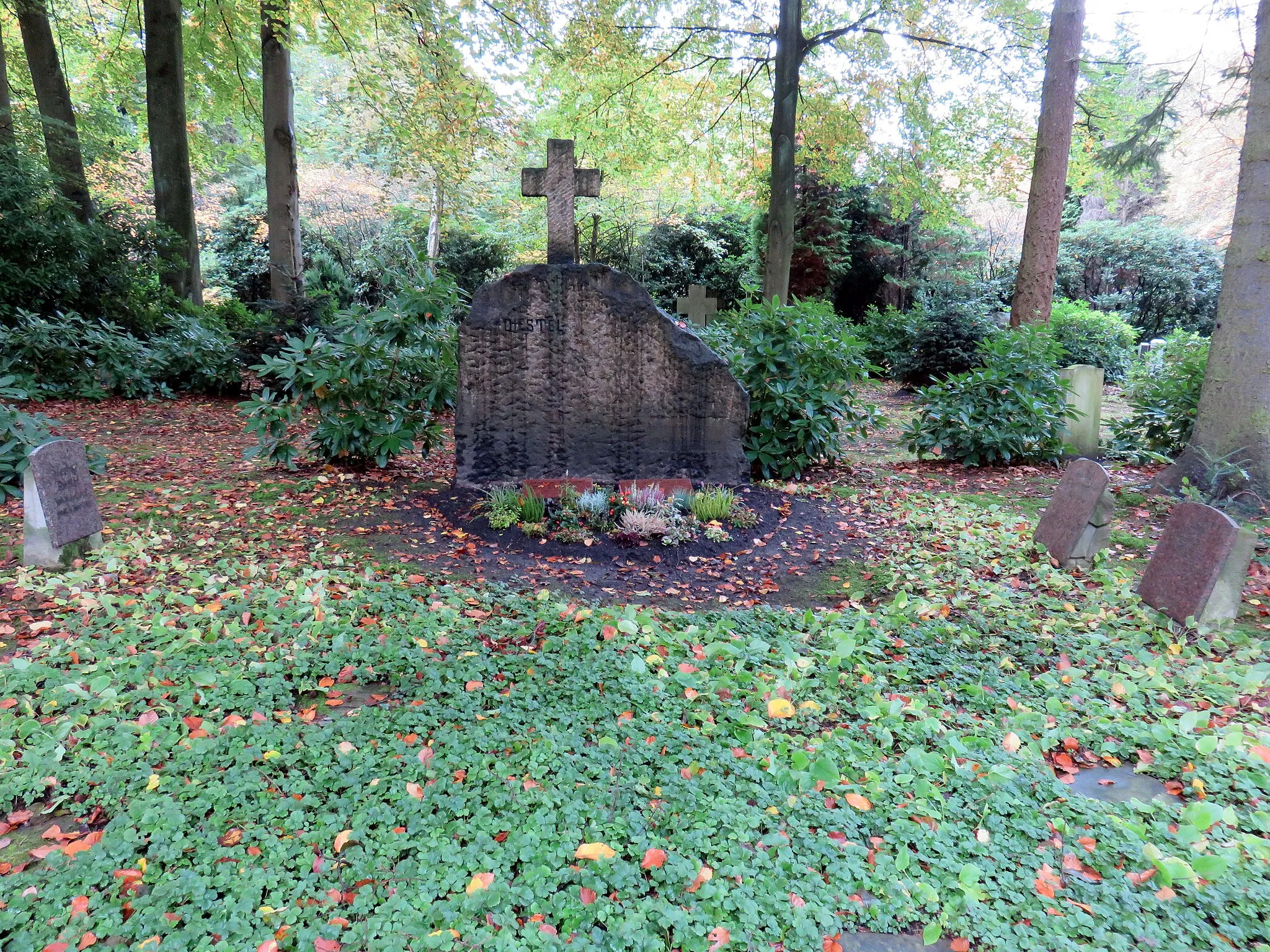 Photo showing: Grabstein für den deutschen Politiker und Hamburger Bürgermeister Arnold Diestel, Friedhof Ohlsdorf, Planquadrat W 20, nordöstlich Kapelle 2 (gegenüber Familiengrabstätte Hudtwalcker mit der markanten Grabsäule von 1805).