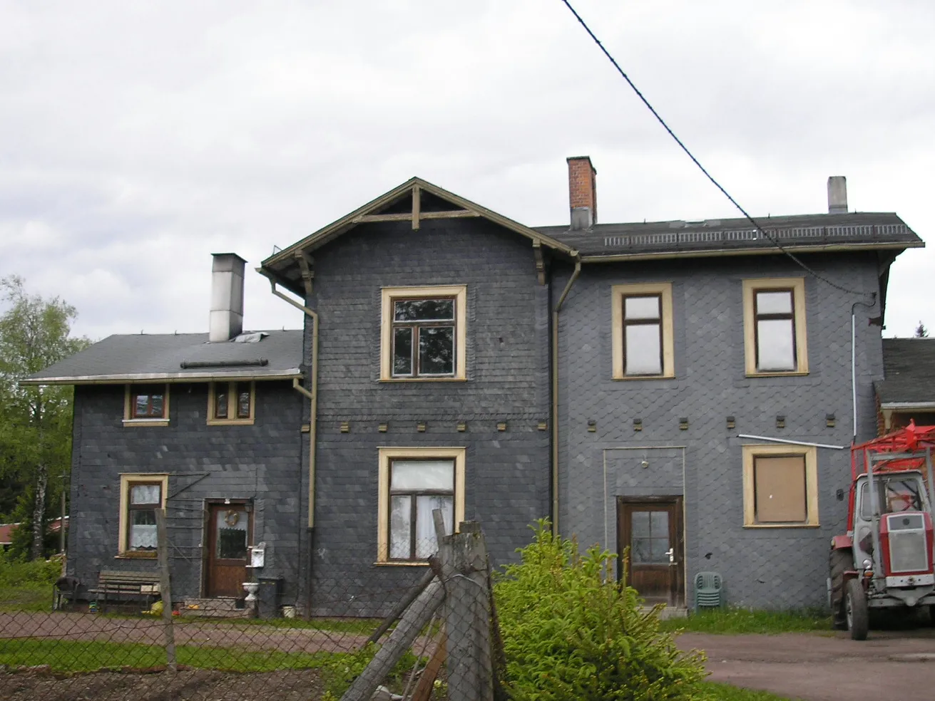 Photo showing: Bahnhof Neustadt-Gillersdorf bei Großbreitenbach (Thüringen).