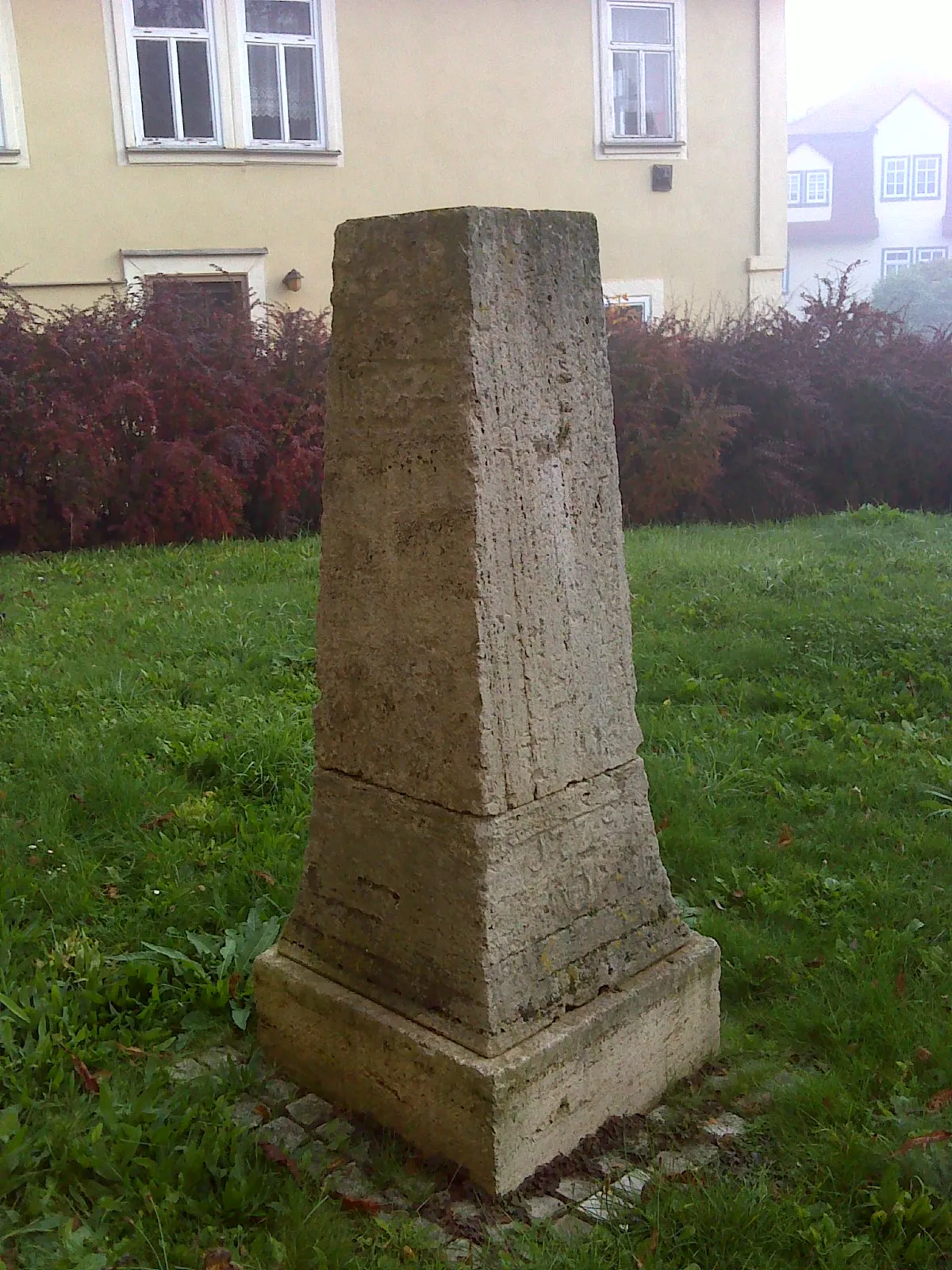 Photo showing: Rest der „Ganzmeilensäule No 64“ vor dem Stadtmuseum in Bad Langensalza; mit Posthorn, Jahreszahl 1729 und Reihennummer 64
Ursprünglicher Standort: Am Ortsausgang von Bad Langensalza Richtung Mühlhausen rechter Hand. Dieser Stein bildete die Grundlage für die Nachbildung der Ganzmeilensäule in der Marktstraße.