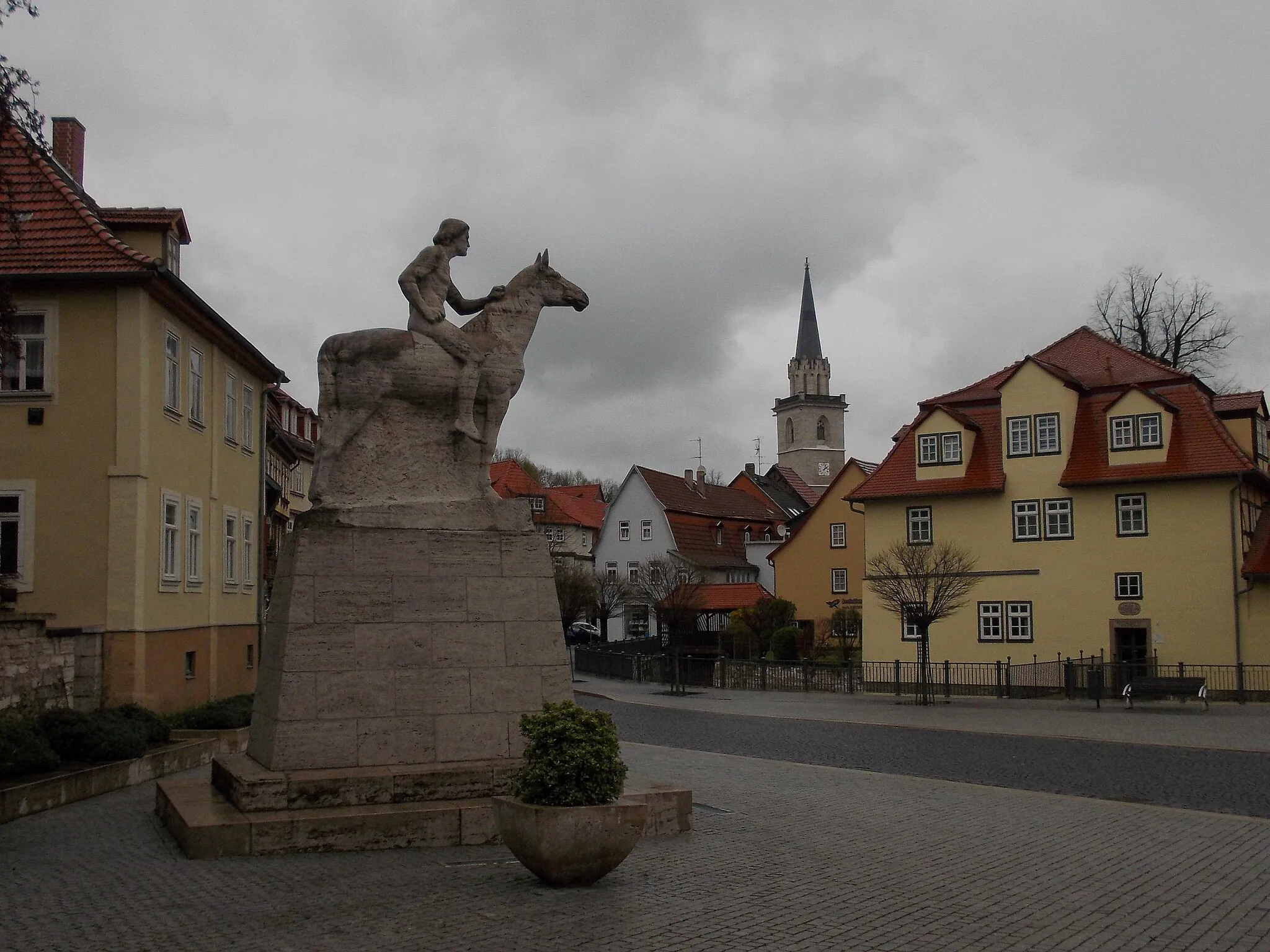 Photo showing: Memorial to the uhlans who died during Worl War I, the steeple of St. Stephen's church and St. Wendelin's Hospital in Bad Langensalza (Unstrut-Hainich-Kreis, Thuringia)