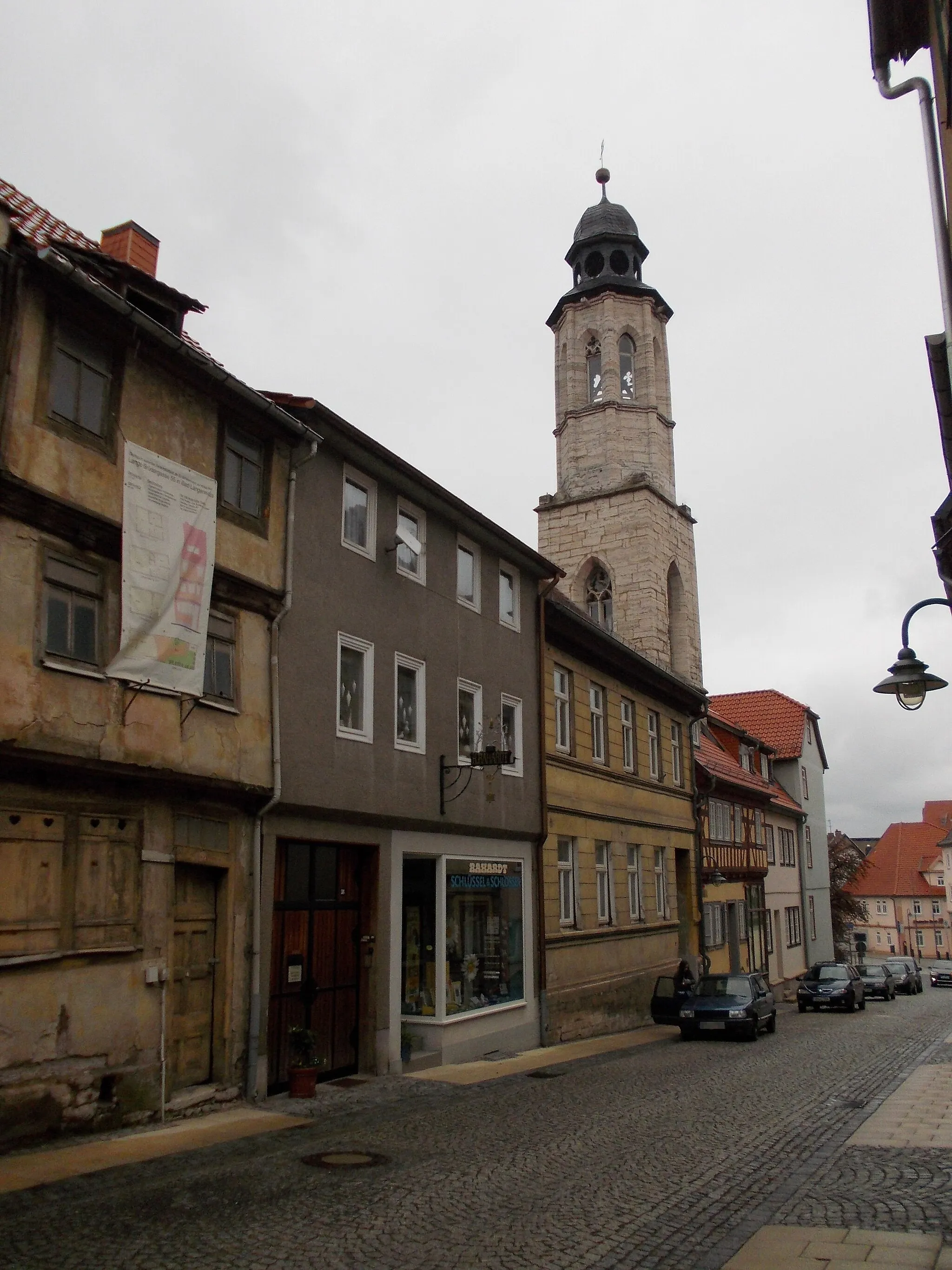 Photo showing: Lange Brüdergasse in Bad Langensalza (Unstrut-Hainich-Kreis, Thuringia) with steeple of the former Augustinian monastery