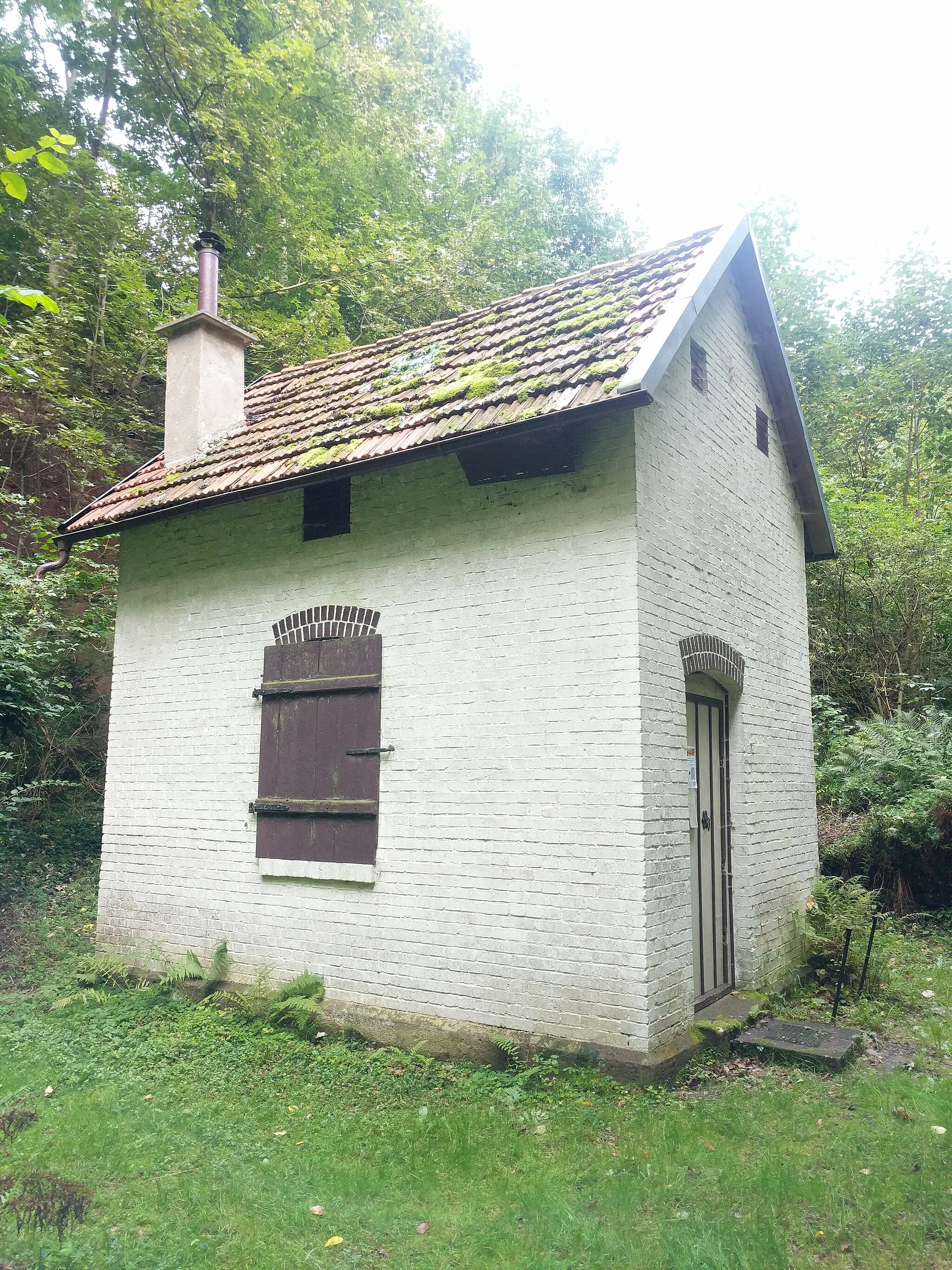 Photo showing: Hütte des Deutschen Alpenvereins (DAV) nahe einer Felswand im Helletal bei Benniehausen