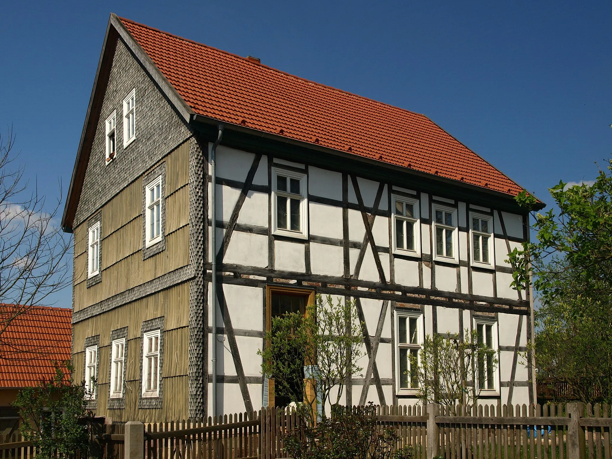 Photo showing: Alte Schule aus dem Jahr 1870 in Buttlar, links neben der Kirche.