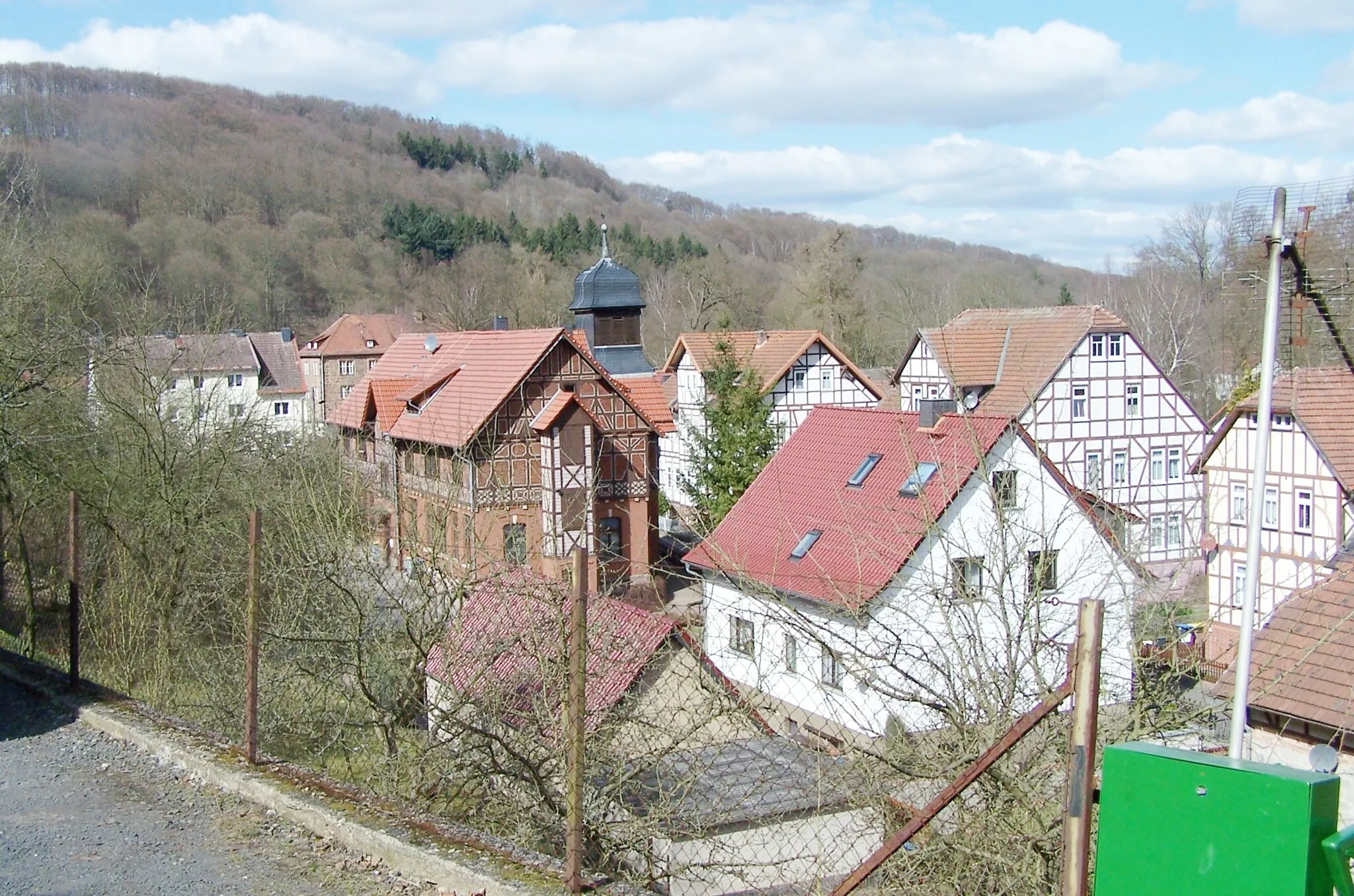 Photo showing: Der Dorfkern besteht aus Fachwerkgebäuden (um 1900 erbaut) mit der markanten Schule im Zentrum.