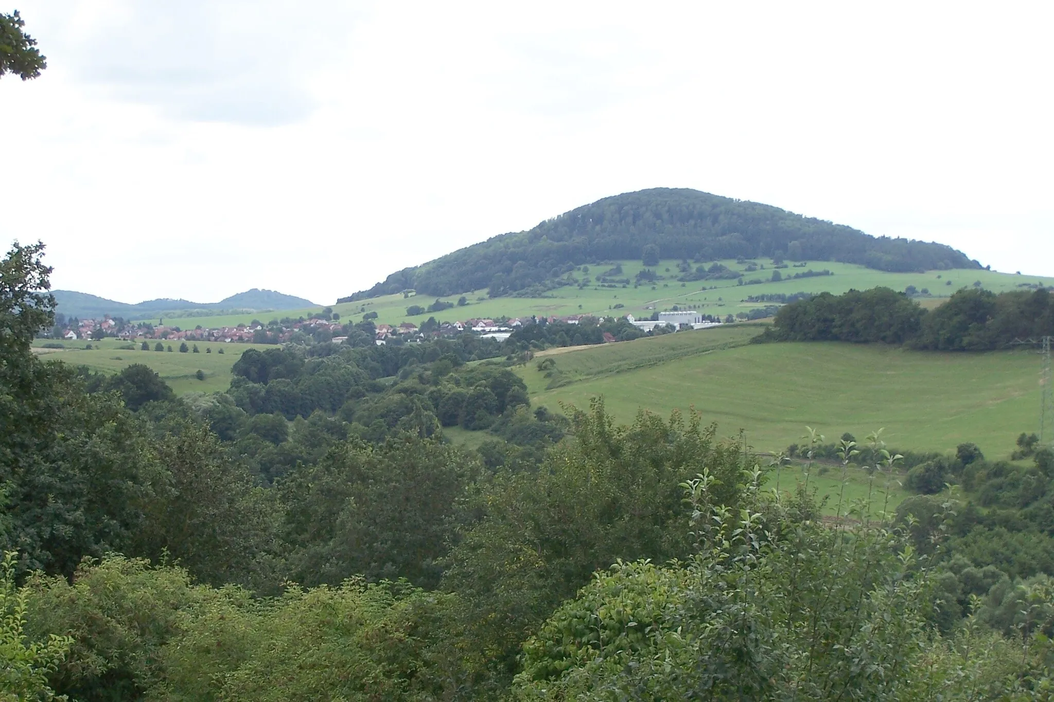 Photo showing: Blick auf die Ortschaft Sünna und die Berge um Unterbreizbach.