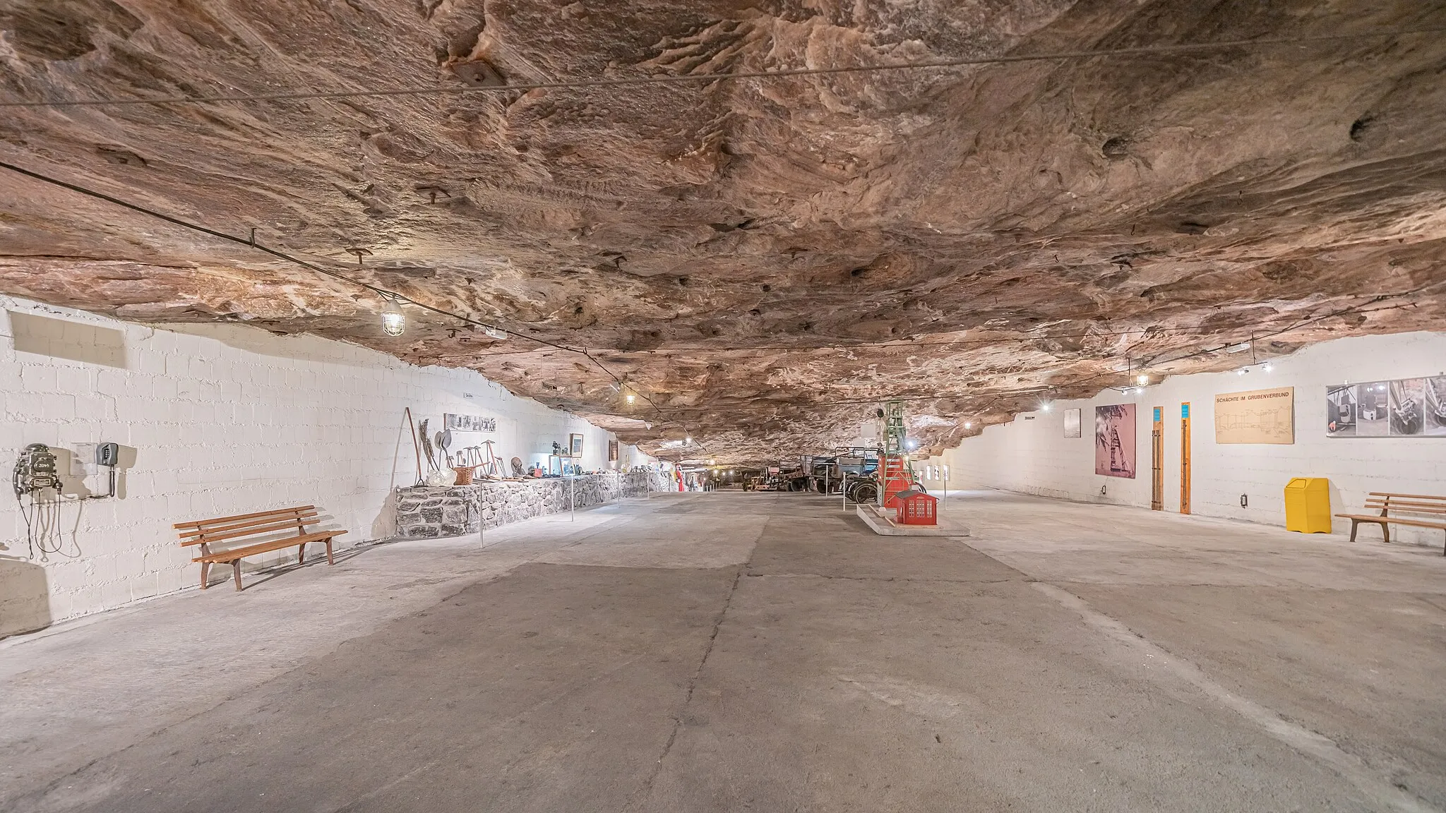 Photo showing: The salt mines' complex, which is being used for tourist excursions too, in Merkers (Thuringia, Germany). The picture shows the Mining museum in 505m underground depth.