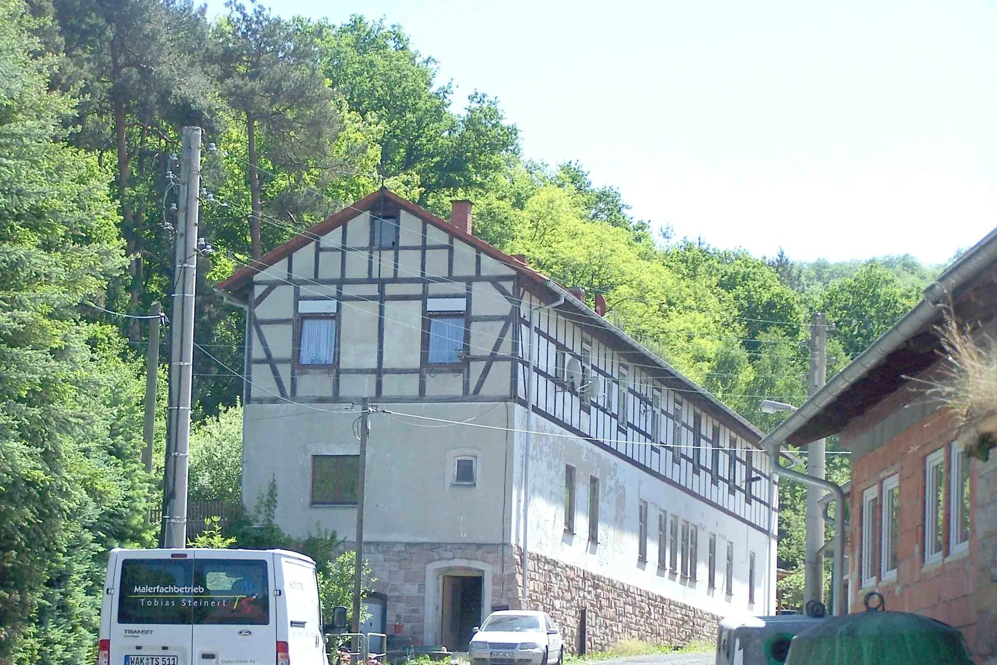 Photo showing: Das Hauptgebäude der Pulverfabrik Kambachsmühle, vermutlich das älteste Haus im Ort.
