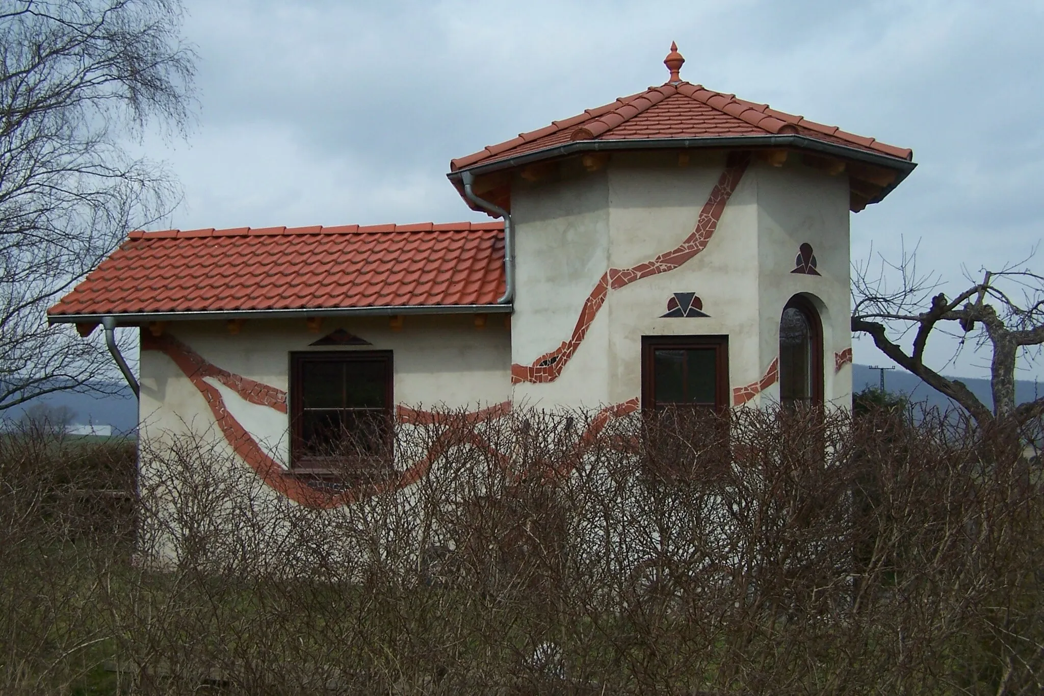 Photo showing: Ein auffälliges Gartenhäuschen am westlichen Ortsrand von Hämbach.