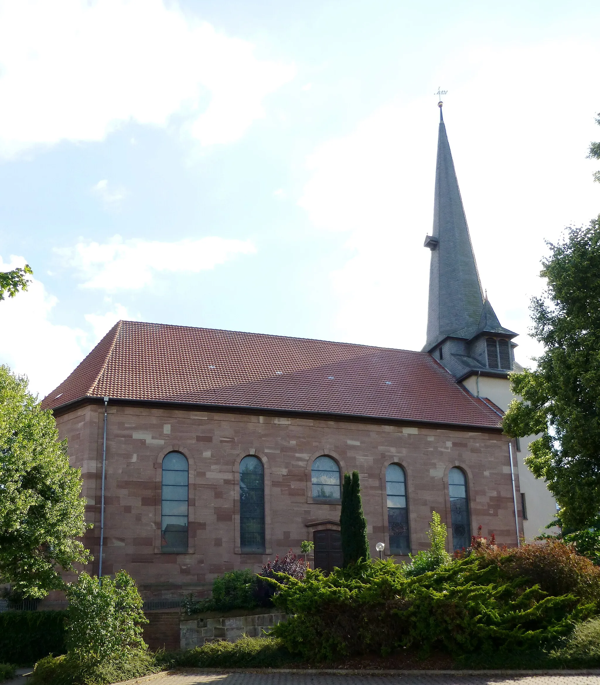 Photo showing: Katholische Pfarrkirche St. Georg in Nesselröden, Duderstadt, Eichsfeld. Erbaut 1853 durch L. Windhausen (Duderstadt), Turm barock (1710).