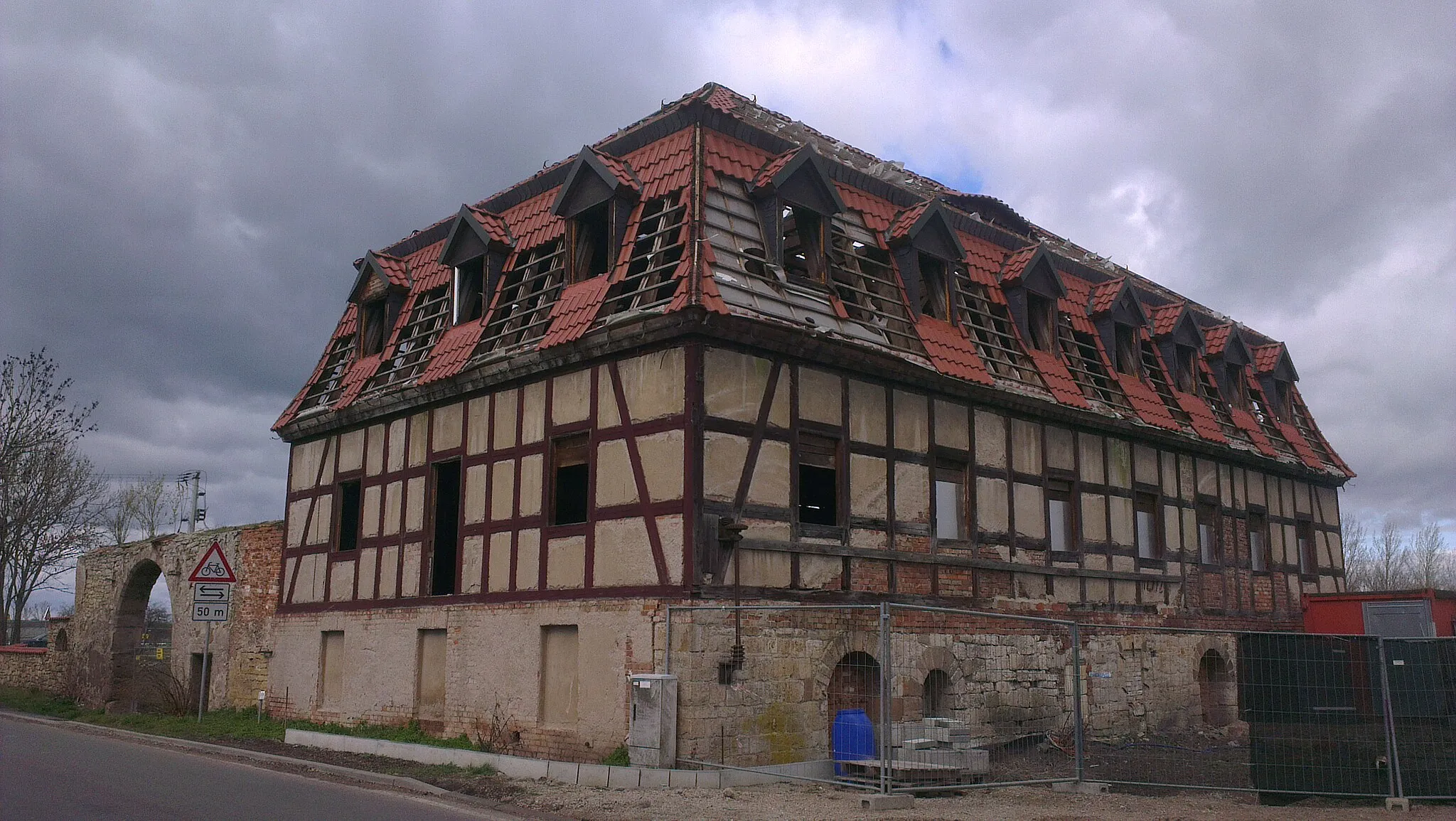 Photo showing: Historische Fachwerkmühle am nördlichen Ortsrand von Leubingen. Aktuell in einem baufälligen Zustand, Renovierung bleibt abzuwarten.