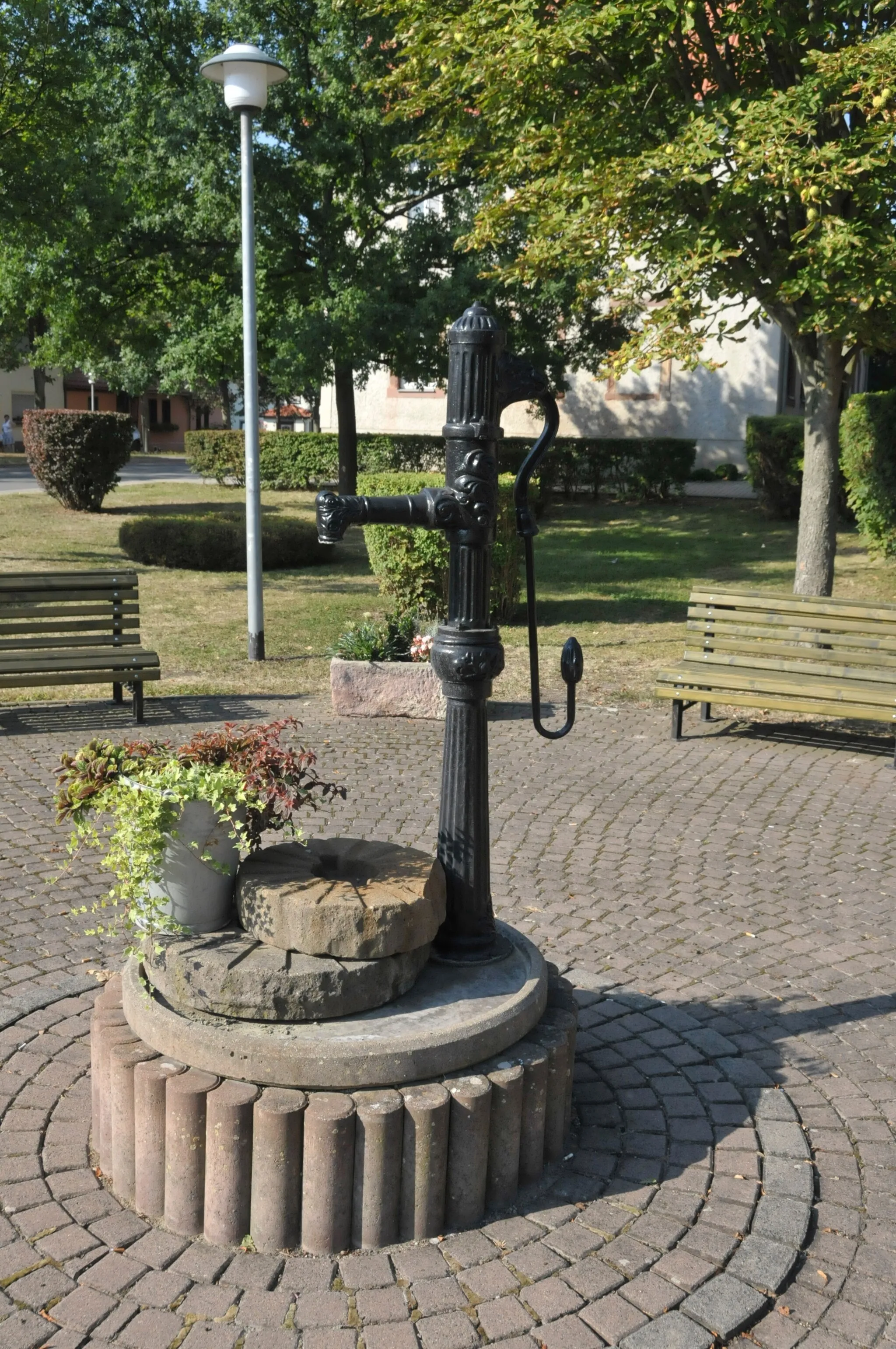 Photo showing: Leubingen, Schwengelpumpe mit 2 kleinen Waidmühlsteinen