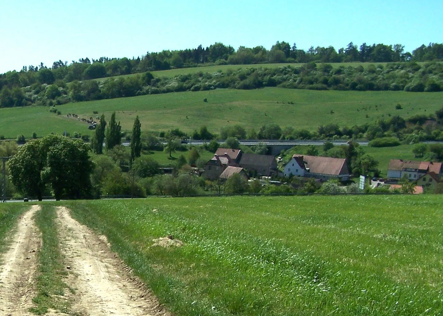 Photo showing: Der Eisenacher Stadtteil Ramsborn mit der Karlskuppe von Norden gesehen.