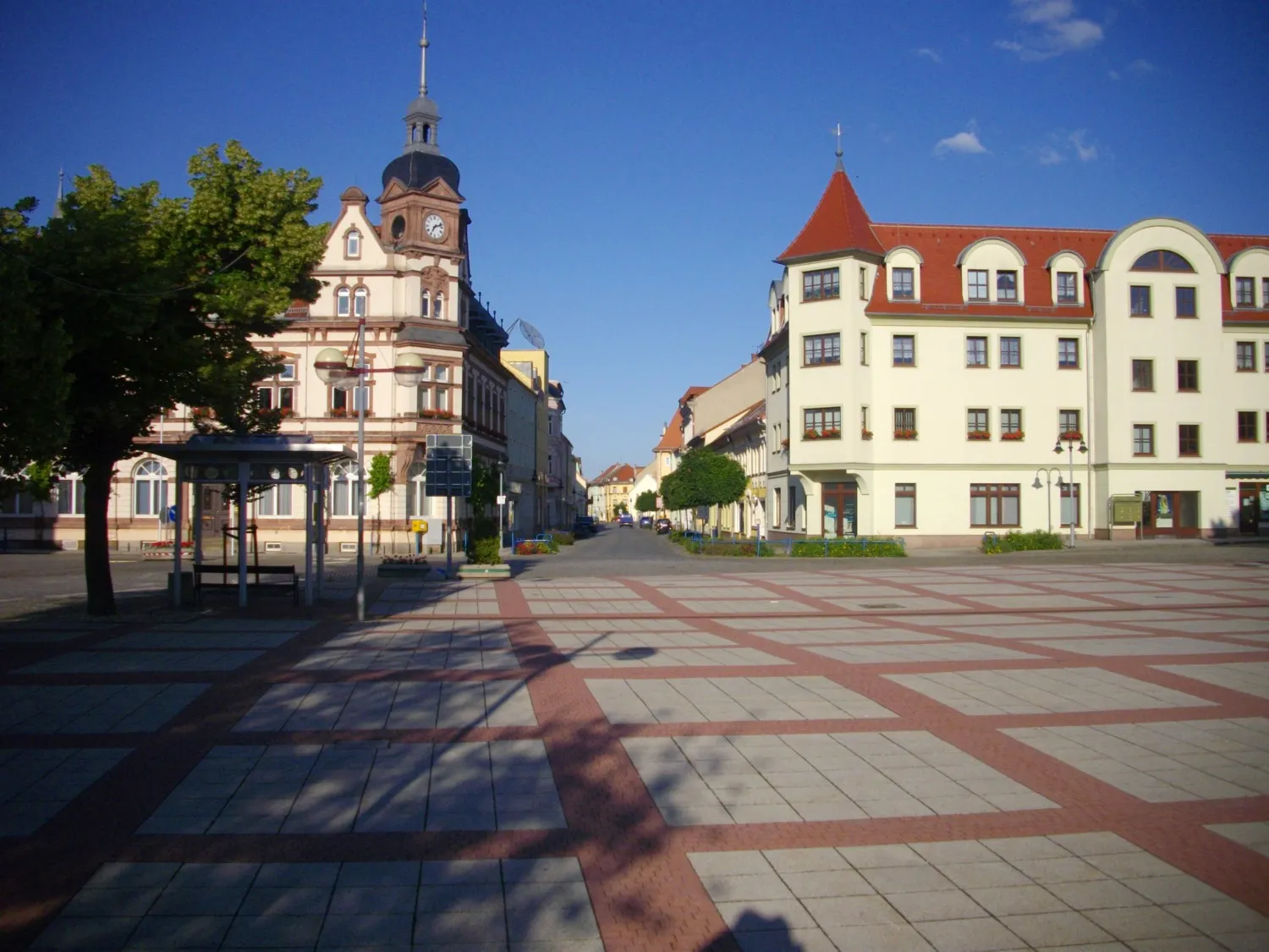 Photo showing: Blick vom Marktplatz in die Breitstraße, links das Rathaus, Groitzsch