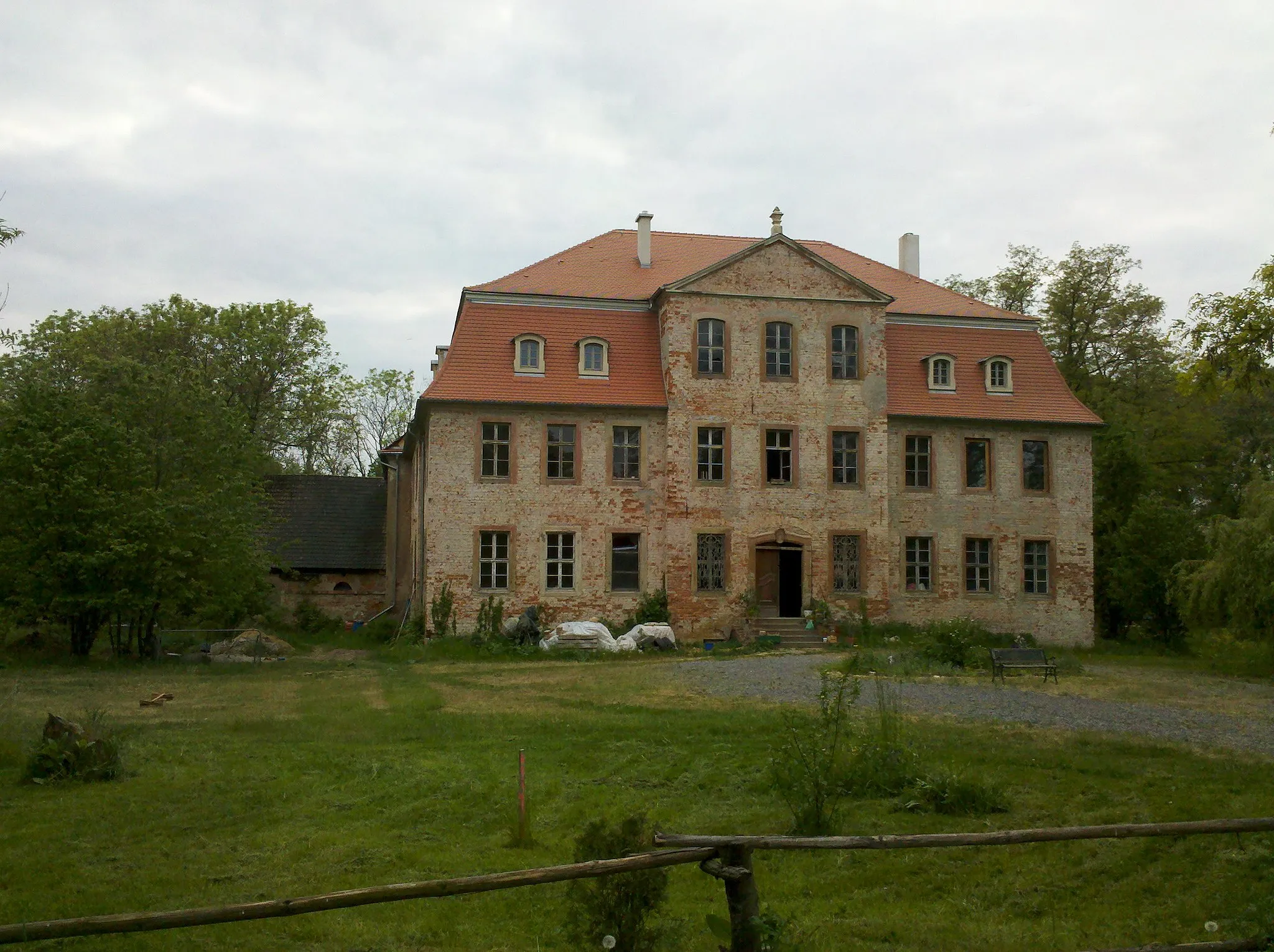 Photo showing: Audigast - Schloss Audigast, erbaut 1753, abgelichtet im Mai 2016