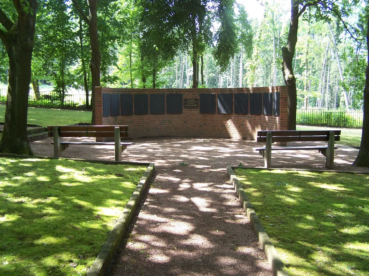Photo showing: The memorial place In den Erlengräben for the soviet victims of compulsory labour and prisoners of war.