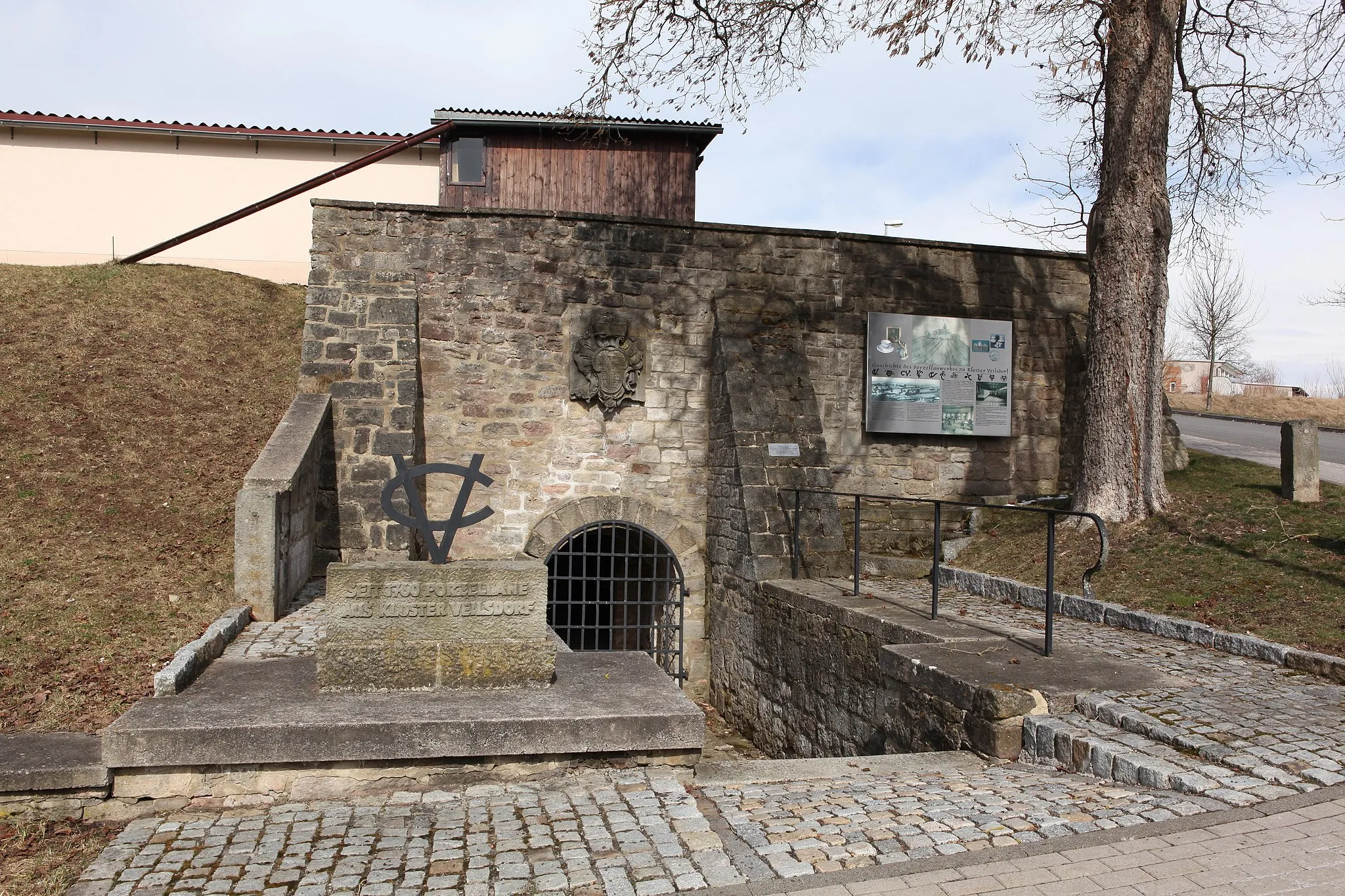 Photo showing: Reste des Manufakturgebäudes des Porzellanwerkes in Kloster Veilsdorf, OT von Veilsdorf, Landkreis Hildburghausen; Wappen des Prinzen Friedrich Wilhelm Eugen von Sachsen-Hildburghausen mit dem polnischen Weißen Adlerorden