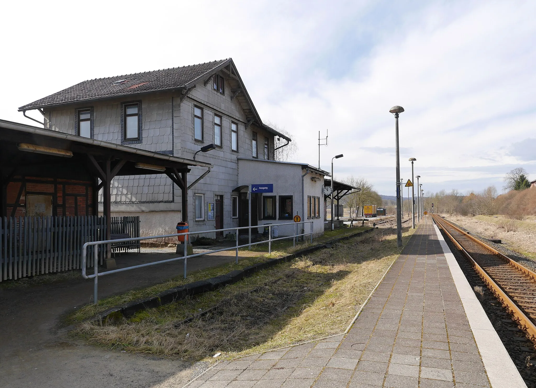 Photo showing: Empfangsgebäude und Bahnsteige des Bahnhofs Veilsdorf