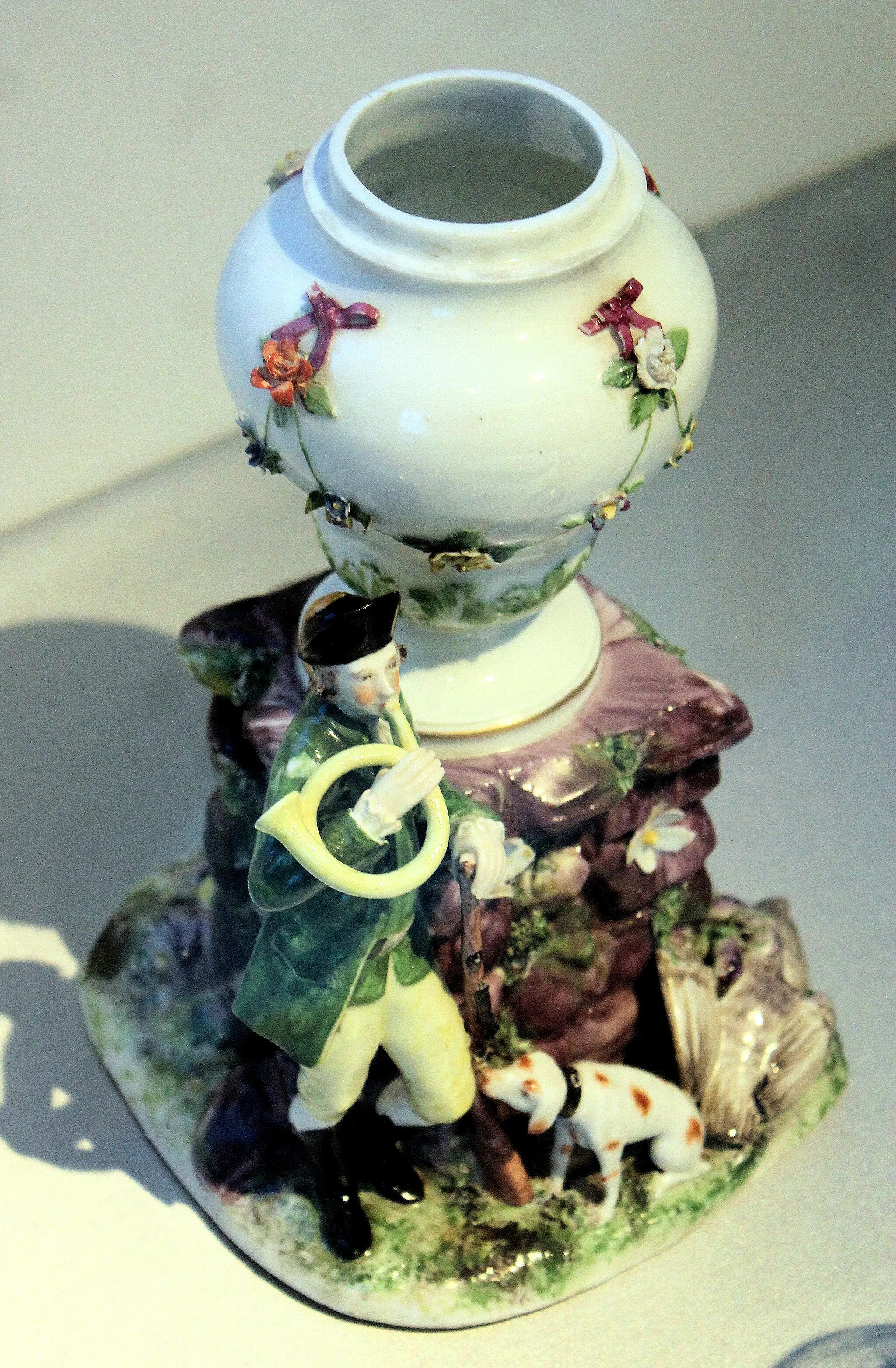 Photo showing: Leuchtenburg (Thuringia), porcelain museum, amphora with hunter, Veilsdorf porcelain manufactory