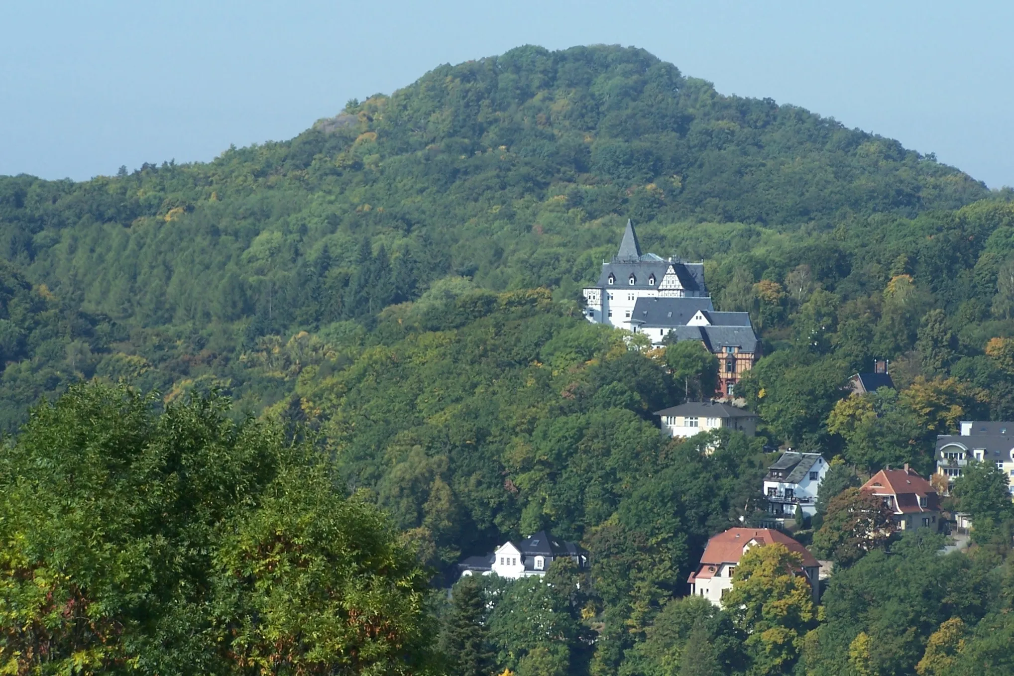 Photo showing: Das Haus von Osten gesehen - im Hintergrund der bewaldete Metilstein.