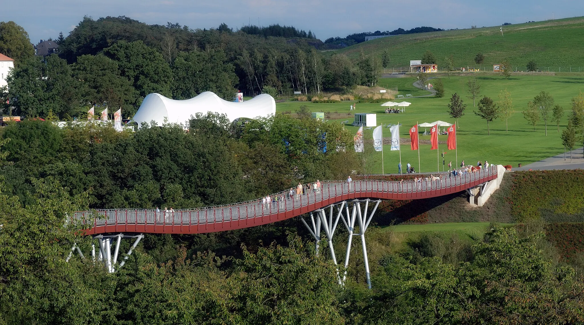 Photo showing: This image shows the bridge "Drachenschwanz" (dragon tail) in the "Neue Landschaft Ronneburg", Germany.